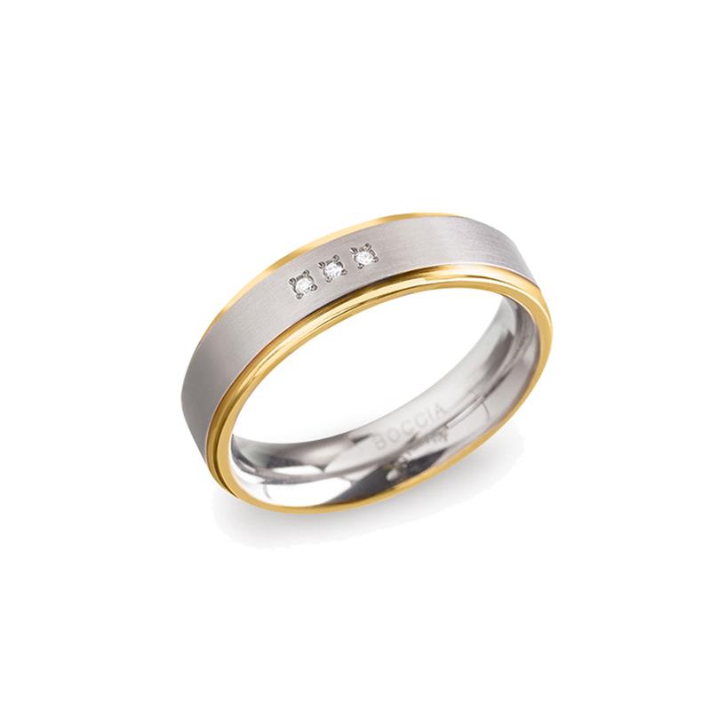 Boccia Titanium 0134-04
Deze gematteerde bicolor ring van Boccia Titanium heeft glanzende en goudkleurige accenten en drie diamanten. De met de hand gezette diamanten in dit sieraad zorgen voor een sprankelend effect. De ring is 5mm breed. 

