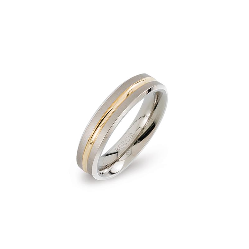 Boccia Titanium 0144-02
Deze gematteerde ring van Boccia Titanium heeft een glanzend goudkleurig accent. De ring is 5mm breed. 

