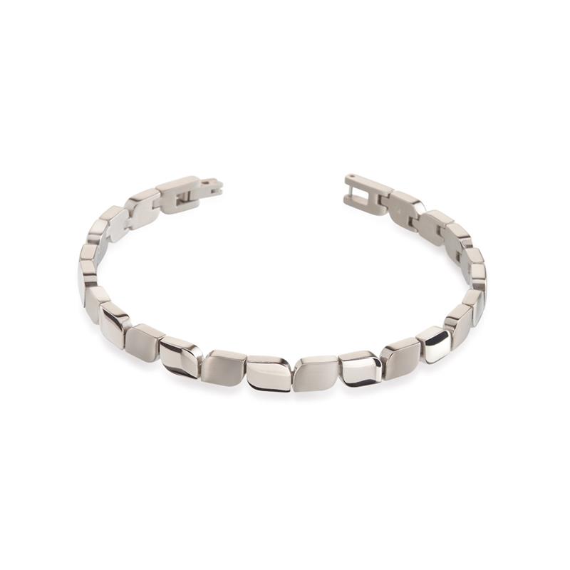 De prachtige sieraden van Boccia kenmerken zich door het gebruik van het lichte titanium en de prachtige afwerking. Deze prachtige titanium armband 03007-01 van Boccia valt op door het prachtige deels gematteerd, deels gepolijst titanium. Het titanium heeft een prachtige zilveren kleur. De schakelarmband heeft een lengte van 20 cm, maar kan worden ingekort.