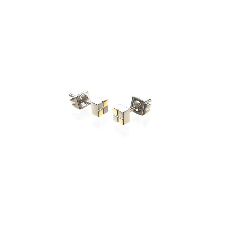Deze 0518-03 Boccia Titanium oorknoppen zijn bicolor en gematteerd met glanzende accenten. De 0518-03 hebben een afmeting van 4,5 x 4,5mm.