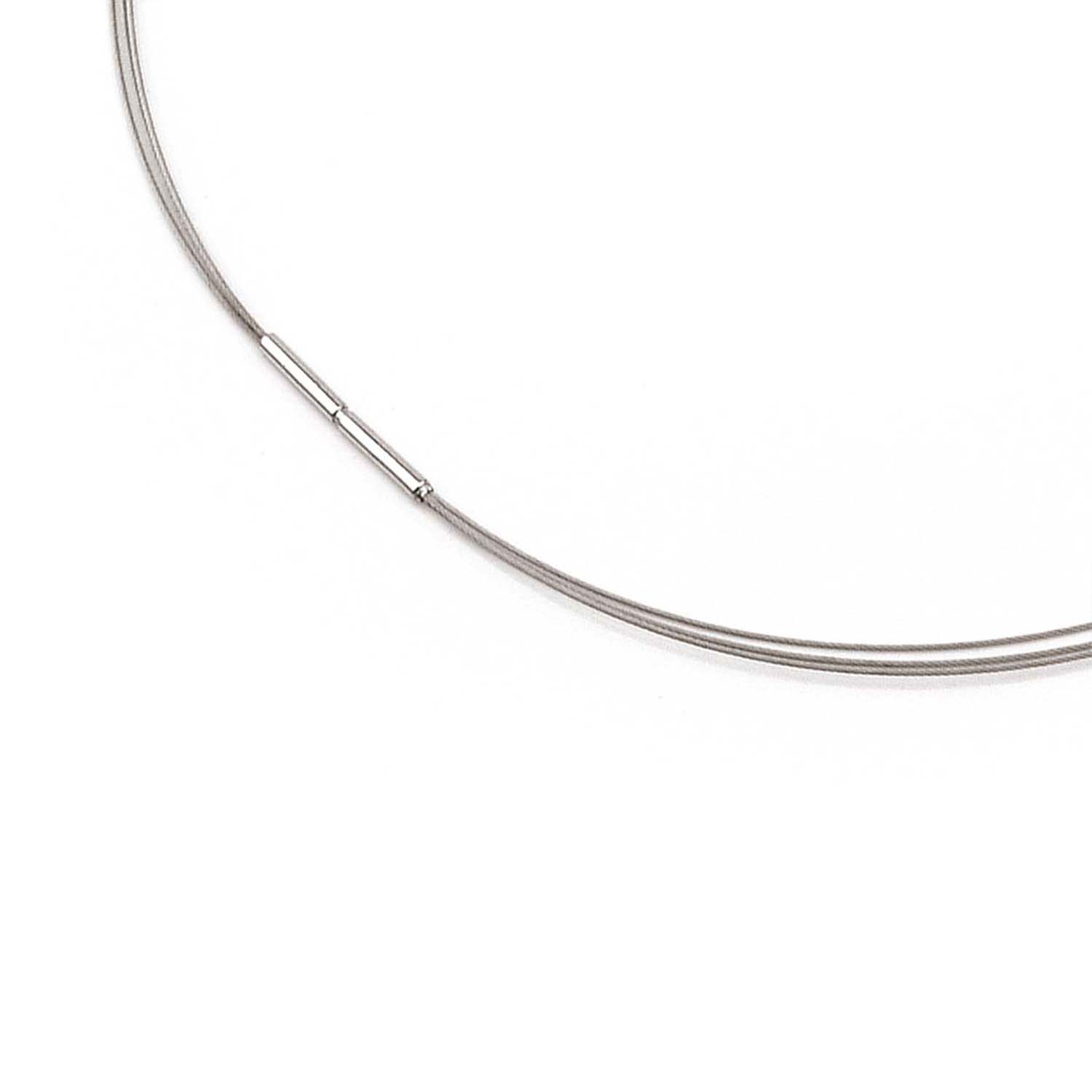 Op zoek naar een lengte ketting om te combineren met een mooie hanger? De 0804-01 is de perfecte keuze! Dit accessoire beschikt over drie zilverkleurige stalen draden en een titanium banjonetsluiting. Een bajonetsluiting is te openen en sluiten door een specifieke draaimethode uit te voeren. Je opent de sluiting door te drukken en in tegengestelde richting te draaien. Het ontwerp is rechtlijnig waardoor het een hoog draagcomfort heeft. Bovendien ga je lang plezier hebben van deze stijlvolle ketting. Titanium is een hard en duurzaam materiaal, daarom komen er in titanium zelden diepe krassen.
