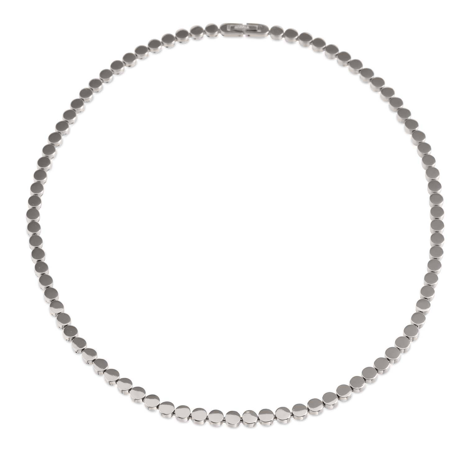 Dit prachtige Boccia titanium collier van 45 cm heeft een minimalistisch en elegant ontwerp. De ketting is lichtgewicht en hypoallergeen, waardoor het perfect is voor dagelijks gebruik. De beste manier om het te dragen is gelaagd met andere kettingen voor een trendy look, of op zichzelf voor een subtiele uitstraling. Een veelzijdig sieraad dat bij elke outfit past. Maak je look compleet met dit tijdloze collier!