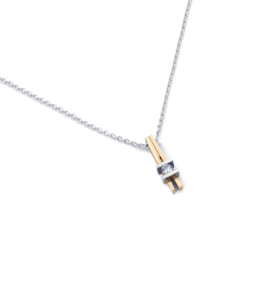 Mooie sportief/klassieke hanger van R&C, uitgevoerd in 14 karaats bicolor goud en briljant geslepen diamant van 0.10ct pikee/wesselton. De hanger is onderdeel van de set “Julie”en tevens verkrijgbaar als ring en oorstekers. Verkrijgbaar in verschillende goudcombinaties en diamantgroottes.