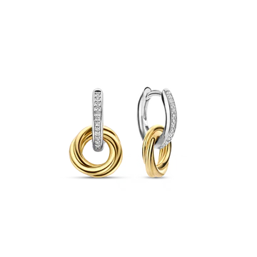 Het pronkstuk van deze TI SENTO vergulde zilveren oorbellen 7857ZY zijn de sierlijk ontworpen vergulde cirkels met vloeiende lijnen en het pavé met cubic zirconia stenen. Deze oorbellen zijn vervaardigd uit 925 sterling zilver en gecoat met een laagje platinum om ze te beschermen en hun glans te behouden. Met deze tijdloze vintage pieces kom je altijd stijlvol voor de dag.