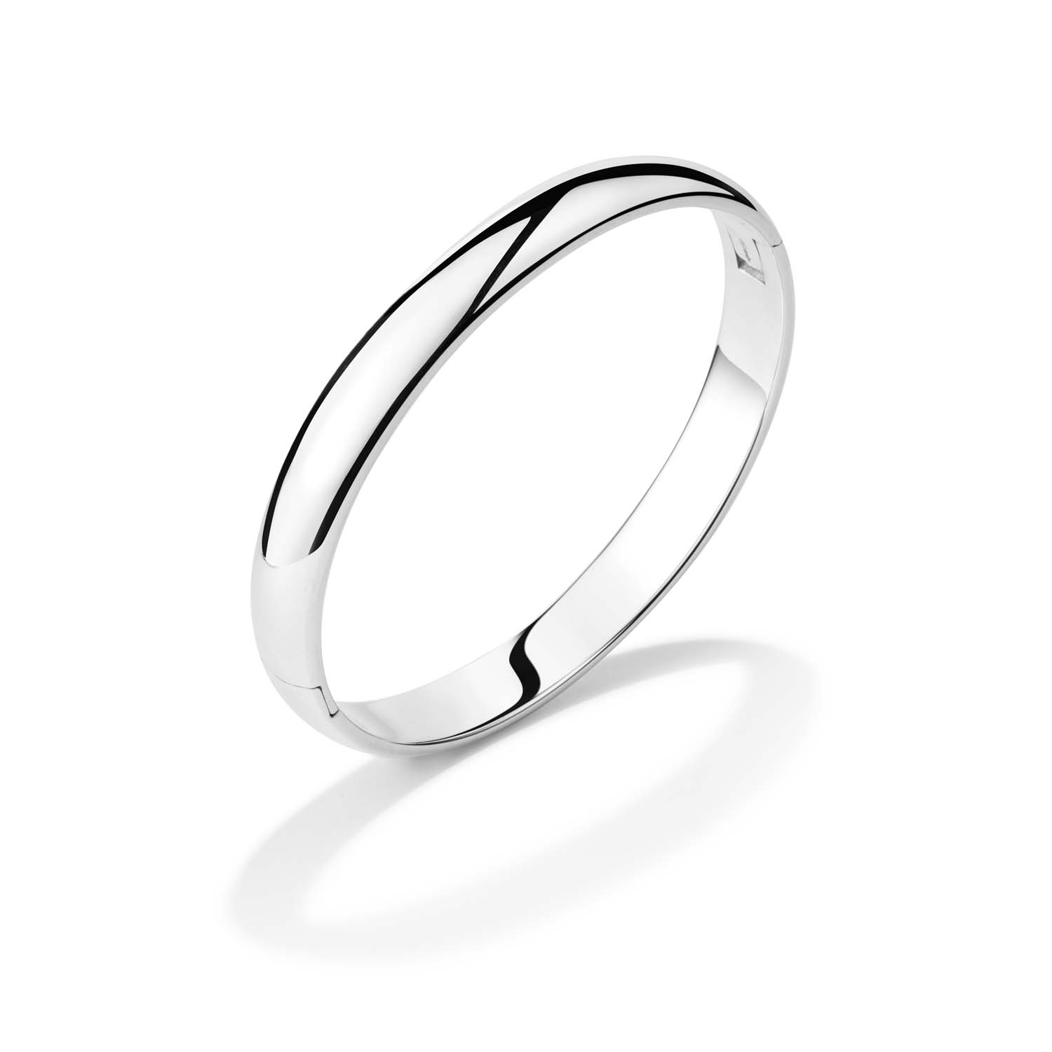 Deze massieve Bangle deukt niet zoals een voordeligere hol gemaakte bangle. een mooie bijkomstigheid is dan ook dat deze Bangle armband te graveren is met een handgravure.