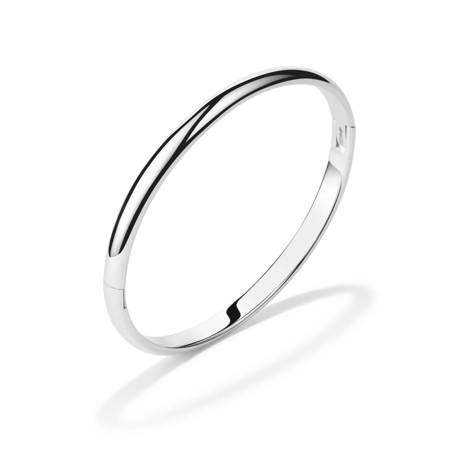 Deze armband is van het merk van Leeuwen. Het is een damessieraad gemaakt van zilver. De armband is zilverkleurig van kleur.
De verdere specificaties van de armband zijn als volgt:
Soort bewerking: geen bewerking
Lengte: 
Steensoort: Geen edelsteen
Steenkleur: Geen steen