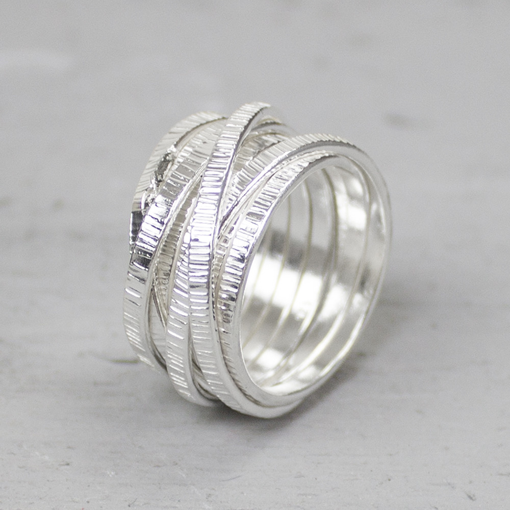 Ring uit de Silver-collectie van Jeh Jewels, gemaakt van 925 sterling zilver met wit zilver. De ring bestaat uit gewikkeld zilver met een mooie textuur. Het wit zilver maakt deze ring extra stijlvol. De glans van 925 sterling zilver maakt het een gewild edelmetaal voor de vervaardiging van sieraden. Het bestaat uit 92,5% puur zilver en 7,5% koper. Puur zilver is een zacht en buigzaam materiaal, het koper in 925 sterling zilver zorgt voor de stevigheid. De sieraden van Jeh Jewels zijn nikkel vrij.