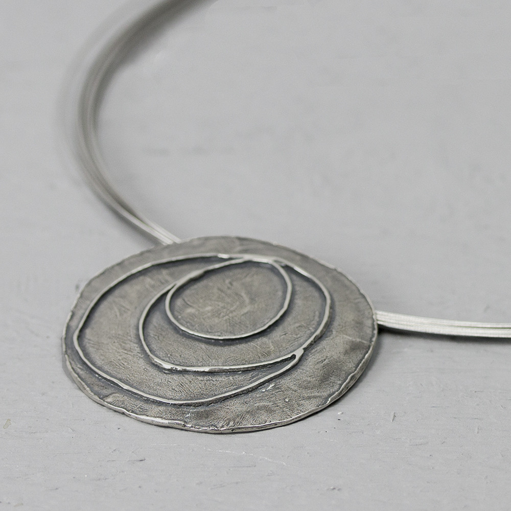 Hanger gemaakt van 925 sterling zilver en geoxideerd zilver. De glans van 925 sterling zilver maakt het een gewild edelmetaal voor de vervaardiging van sieraden. Het bestaat uit 92,5% puur zilver en 7,5% koper. Puur zilver is een zacht en buigzaam materiaal, het koper in 925 sterling zilver zorgt voor de stevigheid. De sieraden van Jeh Jewels zijn nikkel vrij. Op dit sieraad is gebruik gemaakt van geoxideerd zilver, dit is een oppervlakte bewerking. Het is mogelijk dat de geoxideerde laag na verloop van tijd door slijtage vervaagd.