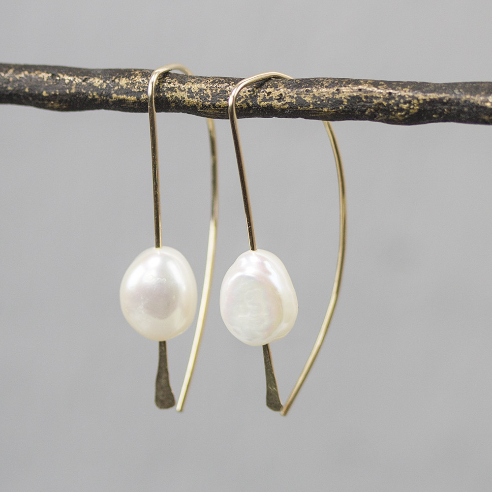 Oorhanger gemaak van Goldfilled met daaraan een witte parel. Deze parel wordt gevormd door de zoetwater oester en brengt emoties in evenwicht. Goldfilled komt uit Amerika en wordt daar al langer gebruikt voor de vervaardiging van sieraden met een "touch of gold" voor een betaalbare prijs. Het goldfilled blijft op kleur, is slijtvast en de goudlaag is dik genoeg om lang te kunnen genieten van de warme uitstraling van goud. Goldfilled wordt veelal ook goed verdragen door mensen die allergisch zijn voor andere metalen dan goud. Bij Jeh Jewels werken wij met echte edelstenen, dit zijn natuurlijke producten waardoor niet iedere steen hetzelfde is. Ieder sieraad is hierbij dus uniek. De kleur en structuur van de steen kan afwijken van de foto op de website.