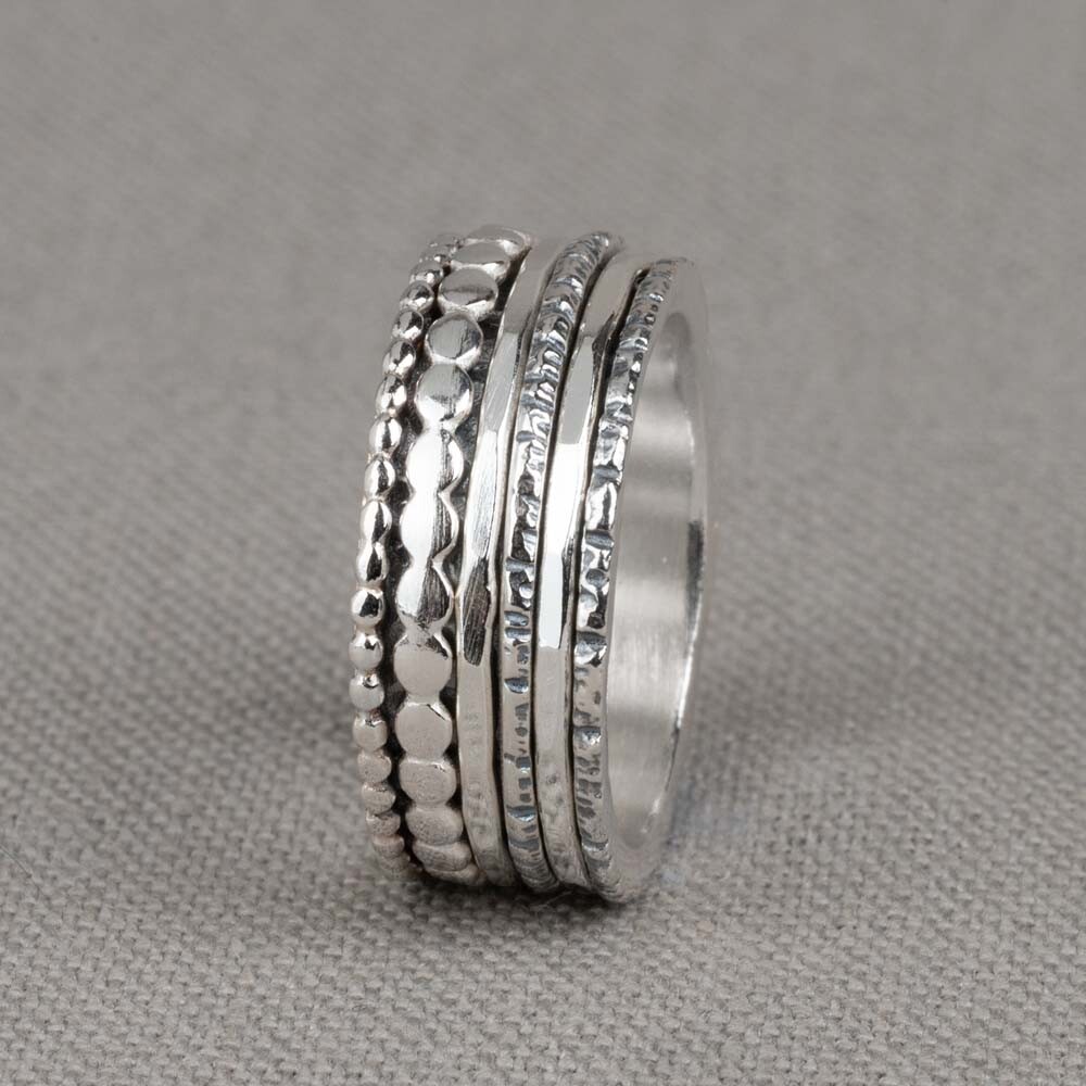 Ring van Jéh Jewels gemaakt van 925 sterling zilver. Deze speelse ring heeft net zoals de meeste goldfilled ringen, bandjes die kunnen draaien. Alleen deze is volledig zilver!