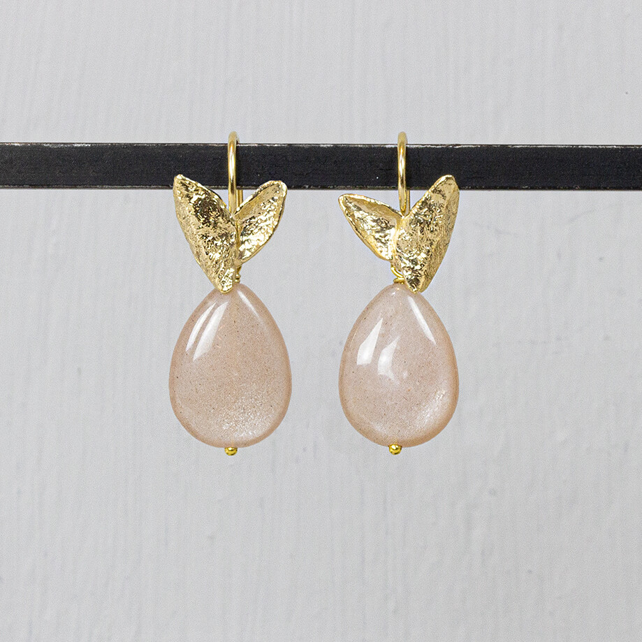 Oorhanger van de najaarscollectie 2022 van Jéh Jewels met  roze maansteen. Deze oorbel geeft door de zacht roze maansteen en het vergulde zilver een prinsessen gevoel.