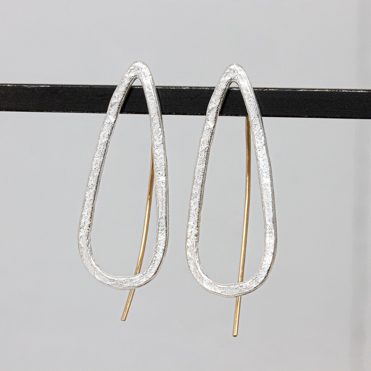 Oorhanger van de najaarscollectie 2022 van Jeh Jewels . Deze oorbel heeft de echte wow-factor. De vorm geeft 'm een elegante look maar door de afwerking krijgt deze oorbel toch een stoere knipoog. De glans van 925 sterling zilver maakt het een gewild edelmetaal voor de vervaardiging van sieraden. Het bestaat uit 92,5% puur zilver en 7,5% koper. Puur zilver is een zacht en buigzaam materiaal, het koper in 925 sterling zilver zorgt voor de stevigheid. De sieraden van Jéh Jewels zijn nikkel vrij. Goldfilled komt uit Amerika en wordt daar al langer gebruikt voor de vervaardiging van sieraden met een "touch of gold" voor een betaalbare prijs. Het goldfilled blijft op kleur, is slijtvast en de goudlaag is dik genoeg om lang te kunnen genieten van de warme uitstraling van goud. Goldfilled wordt veelal ook goed verdragen door mensen die allergisch zijn voor andere metalen dan goud.