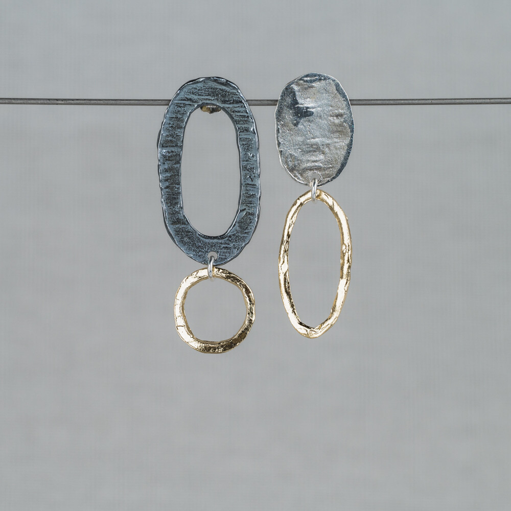 Oorstekers Upside Down gemaakt van 925 (geoxideerd) sterling zilver en zilver verguld. Deze asymmetrische oorbellen zorgen voor een speelse look! Combineer met een mooi collier, ring en armband van Jeh Jewels.