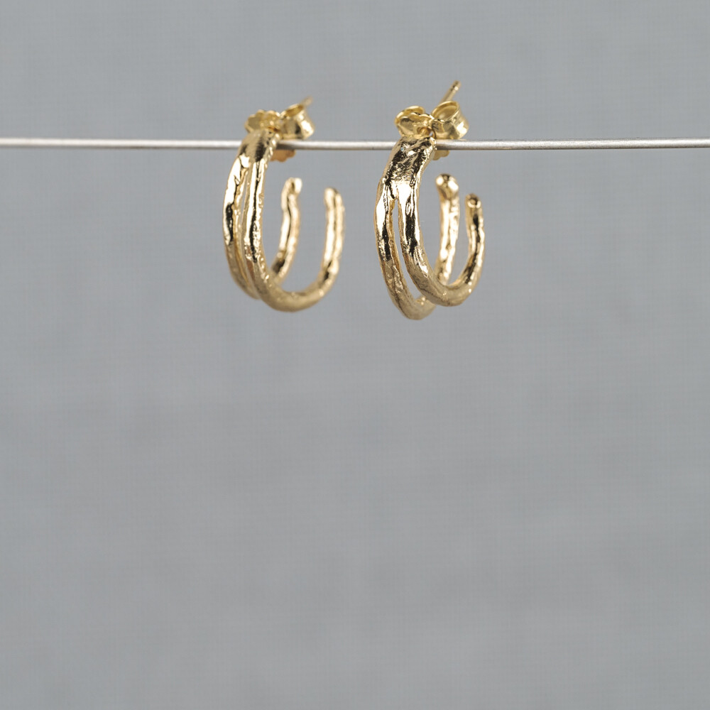 Oorhoepel gemaakt van zilver verguld. Deze oorbel heeft 2 ringetjes, wat hem net even anders maakt dan een gewone oorhoepel. Combineer met een collier, armband en ring voor een complete look!