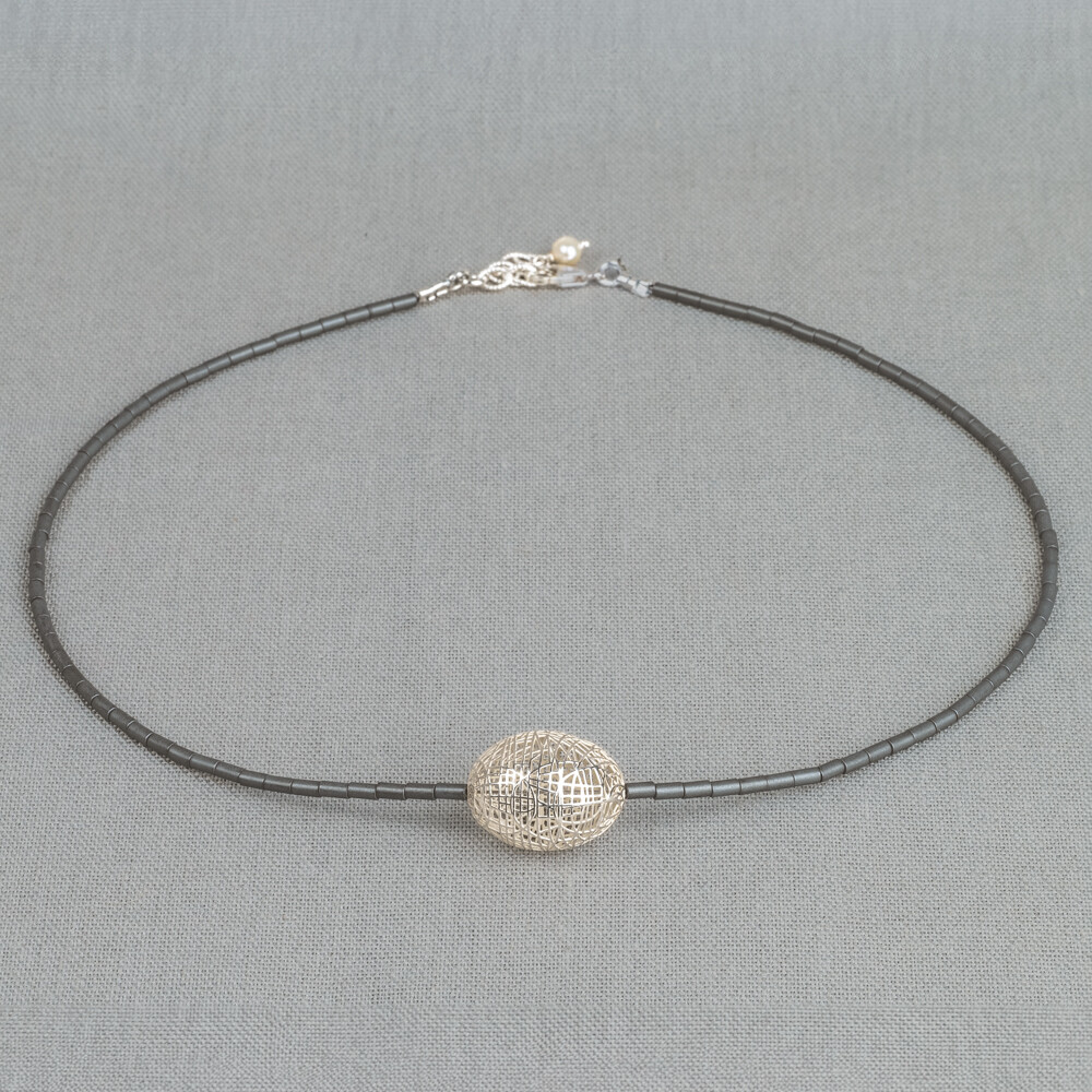 Collier gemaakt van 925 sterling zilver in combinatie met Hematiet en een 3D zilveren hanger. Deze hanger is gemaakt met behulp van een 3D printer. Combineer met de andere sieraden van Jeh Jewels.