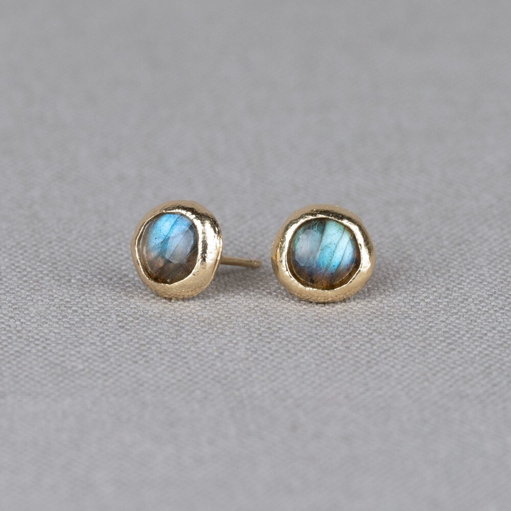 Oorbel gemaakt van zilver verguld in combinatie met de edelsteen Labradoriet. Labradoriet is een magische, beschermende en spirituele steen. Wanneer je de steen beweegt/draait, komen de kleuren van de regenboog tevoorschijn. Draag de oorbellen met het bijpassende collier voor een complete look!
