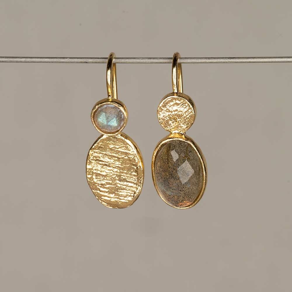 Oorhangers gemaakt van zilver verguld en de edelsteen Labradoriet. Ook verkrijgbaar met Maansteen! Combineer met een mooi collier en ring voor een complete look.