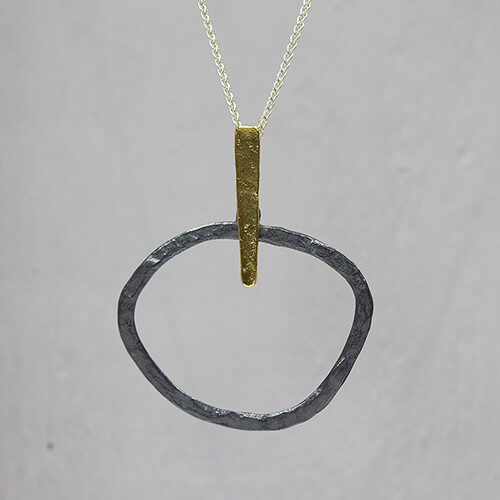 Collier gemaakt van 925 sterling zilver met daaraan een hanger van het materiaal zilver verguld en geoxideerd zilver. Combineer met de andere sieraden van Jeh Jewels voor een complete look!