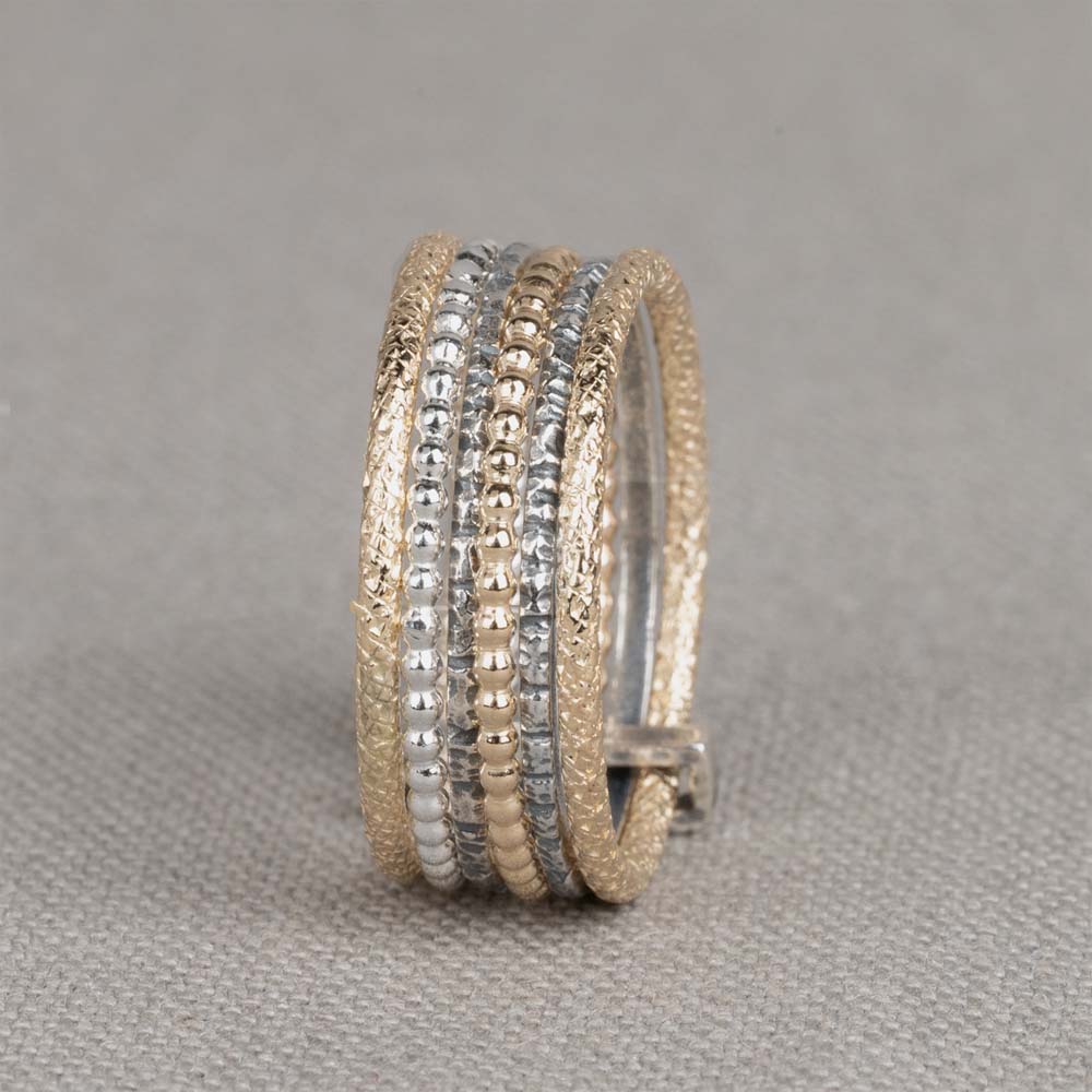 Ring gemaakt van 925 sterling zilver in combinatie met Goldfilled. Deze ring bestaat uit 6 losse ringetjes en worden bij elkaar gehouden door middel van een platte sluiting. Combineer met de andere sieraden van Jeh Jewels voor een complete look!