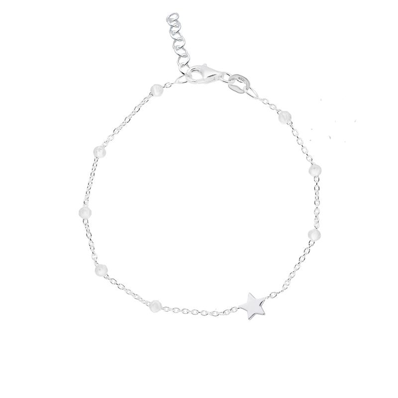 Deze armband is van het merk Lilly. Het is een meisjessieraad gemaakt van zilver. De armband is zilver van kleur.
De verdere specificaties van de armband zijn als volgt:
Soort bewerking: gerhodineerd
Lengte: 17
Steensoort: Geen edelsteen
Steenkleur: Geen steen
