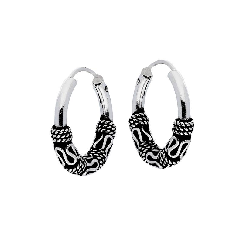 Deze oorringen zijn van het merk van Leeuwen. Het zijn oorringen voor dames gemaakt van zilver. De oorringen zijn zilverkleurig van kleur.
De verdere specificaties van de oorringen zijn als volgt:
Soort bewerking: geoxideerd
Lengte: 15
Steensoort: Geen edelsteen
Steenkleur: Geen steen