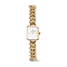 Wat krijg je wanneer je een elegant sieradensieraad combineert met hoogwaardig vakmanschap van horloges? De Jolie kettinghorloge — een tijdloze mix van het Quadro mini horlogekopje en een kettingsieraad armband. De kleine horlogekop integreert naadloos met de grove ketting, waardoor een functioneel maar decoratief stuk ontstaat. Verstelbare kettingschakels zorgen voor een perfecte pasvorm voor elke polsmaat. Gemaakt als één stuk, heeft de ketting een vouwsluiting en verwijderbare schakels voor soepele integratie en maat veelzijdigheid.