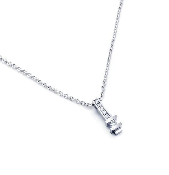 Schitter met tijdloze elegantie met onze R&C hanger HAN0095, bezet met een betoverende 0.02 karaat diamant. Deze hanger belichaamt verfijning in zijn puurste vorm, met een sprankelende edelsteen die de essentie van schoonheid en stijl vastlegt. Draag deze hanger en laat je stralen met de schittering van duurzame luxe, perfect voor elke gelegenheid.