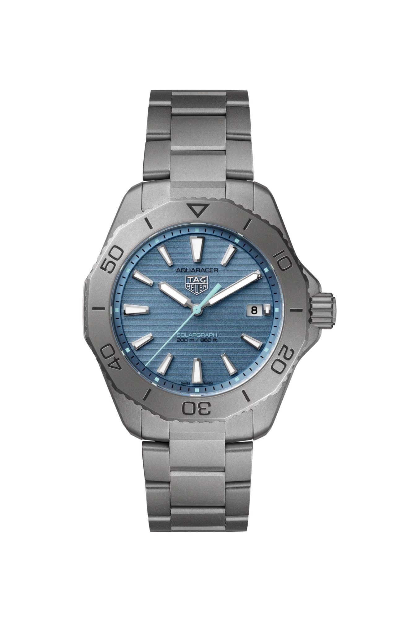 Dit TAG Heuer horloge behoort tot de Aquaracer collectie.
Referentienummer: WBP1182.BF0000

De ultieme veelzijdige toolwatch, de TAG Heuer Aquaracer Professional 200 Solargraph, is gebouwd om elk avontuur te overwinnen. Met zijn lichtgewicht titanium kast, opvallende polarblauwe accenten en geavanceerde Solargraph-technologie is dit horloge klaar voor alles.
De ijsblauwe sunray geborstelde wijzerplaat valt op, aangevuld met Rhodium-geplateerde indexen en polarblauwe accenten op de secondewijzer. De aangebrachte Super-LumiNova® op de wijzers en markeringen zijn ultra-leesbaar in de donkerste omstandigheden.
Aangedreven door de Calibre TH50-00 Solargraph absorbeert het horloge natuurlijk en kunstmatig licht.