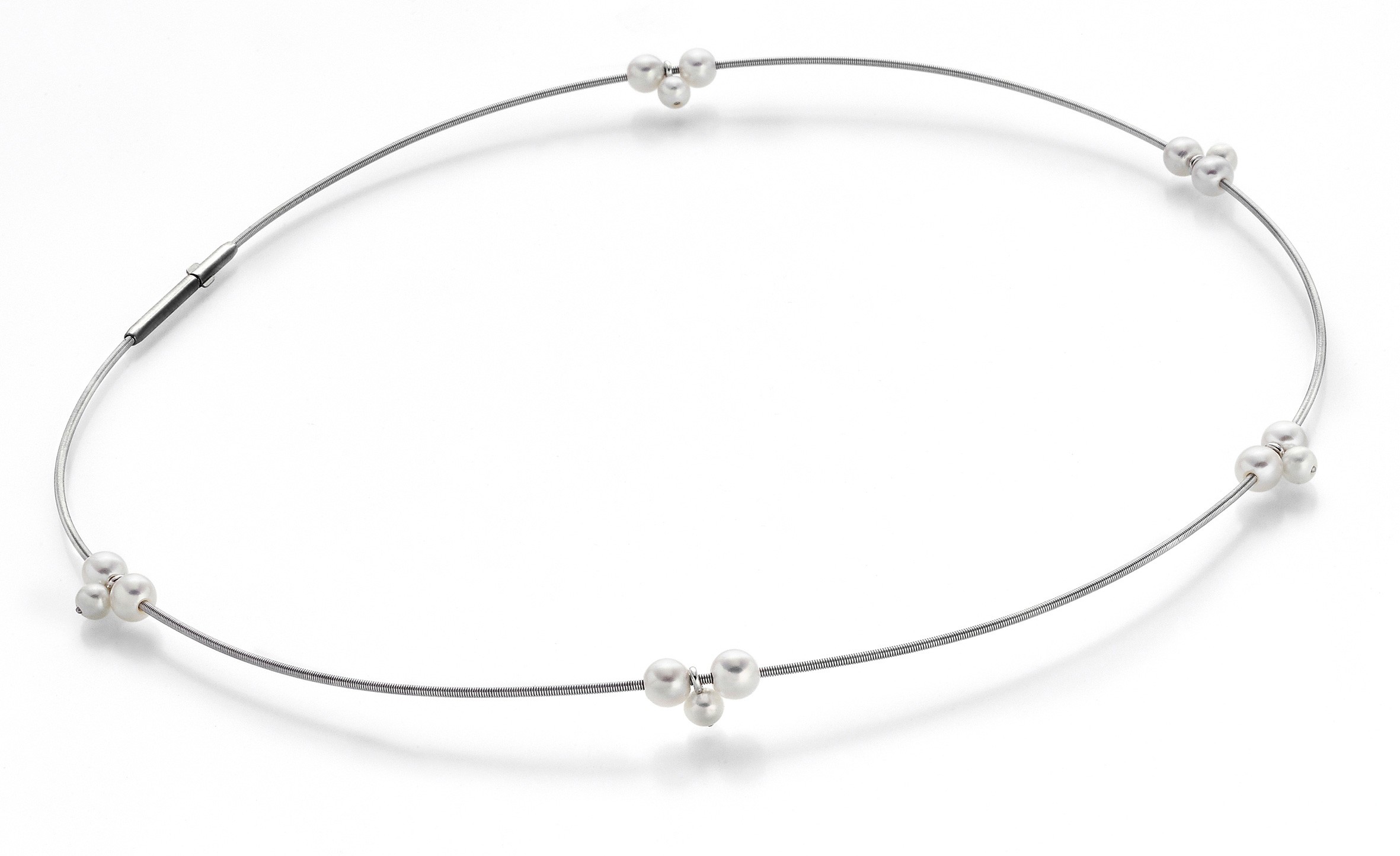 Een stalen collier Eva Strepp model mini-trio met 5 keer drie zoetwater parels.