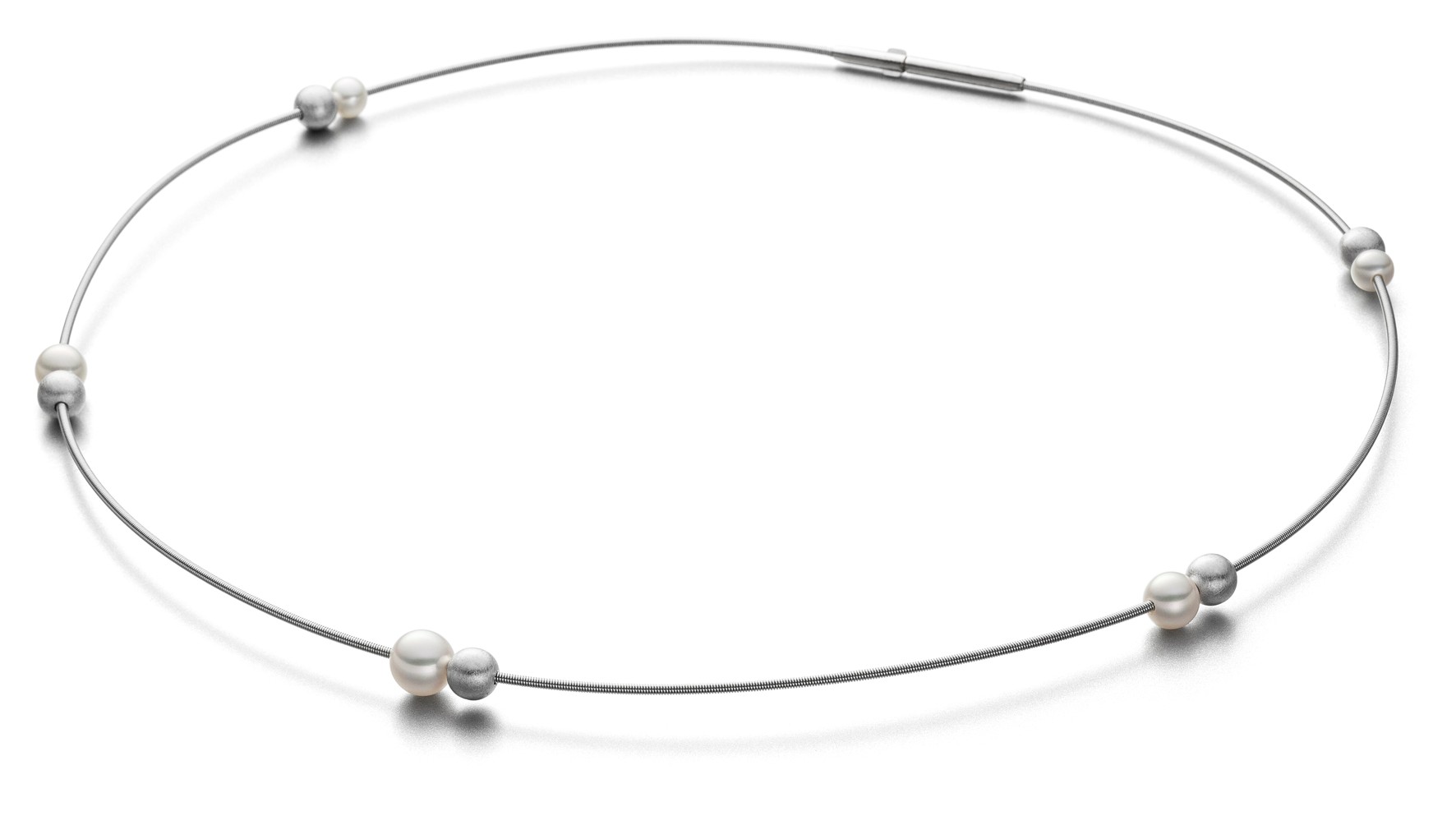 Een stalen collier Eva Strepp model Duo met 5 zoetwater parels en 5 stalen bolletjes. 
