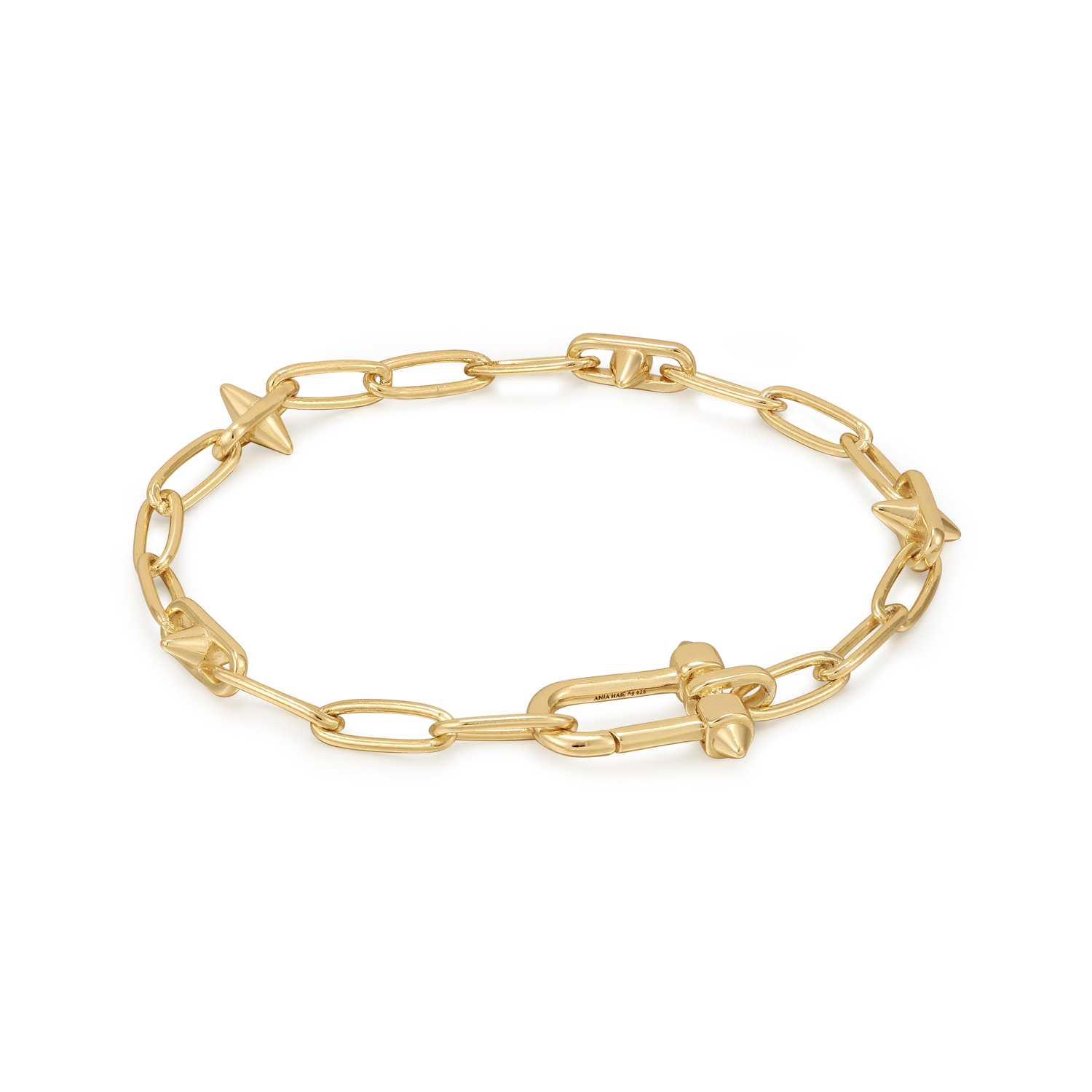 Productbeschrijving 
Deze stoere stud schakelarmband is gemaakt van 925 sterling zilver met een 14 karaat gouden plating. De armband kan op zichzelf worden gedragen maar is ook perfect om te stylen met je favoriete bedels. De trendy schakelarmband is afgewerkt met een connector waarmee je elk bedeltje gemakkelijk kunt bevestigen. Er kunnen zo veel bedels worden toegevoegd naar eigen wens. De armband is ook perfect om te combineren met andere armbanden. 

Het Merk
GeÃ¯nspireerd door de laatste fashion trends is Ania Haie het toonaangevende sieradenmerk voor hoogkwalitatieve maar ook betaalbare zilveren sieraden, zonder op de kwaliteit in te leveren. Iedere collectie is gebaseerd op de laatste catwalktrends, waardoor Ania Haie snel tot hÃ©t sieradenmerk voor stijlbewuste consumenten is verkozen. Elk sieraad wordt ontworpen om te combineren met andere sieraden waardoor je je eigen look kunt creÃ«ren. Maar ook zijn Ania Haie sieraden opvallend genoeg om op zichzelf te dragen.

How It All Started
Met een passie voor kwalitatieve sieraden met stijl Ã©n het besef dat de mode bewuste vrouw niet wil inleveren op kwaliteit is Ania Haie geboren. De Ania Haie oprichters zagen later dat de moderne vrouw van vandaag graag sieraden combineert en layered om haar individualiteit te omarmen, de kans werd aangegrepen en de droom werd werkelijkheid.

Volg ons ook op social media
Wil jij op de hoogte blijven van nieuwe collecties, toffe combinaties en de laatste sieraden trends? Hou ons dan ook in de gaten op social media. Daarnaast inspireren wij jou dagelijks met verschillende looks en mix & match combinaties! Deel gerust jouw eigen unieke Ania Haie look door de hashtag #aniahaiexme te gebruiken. Wie weet wordt jouw look gerepost op Ã©Ã©n van onze kanalen!
Je kunt ons volgen op Facebook en Instagram.