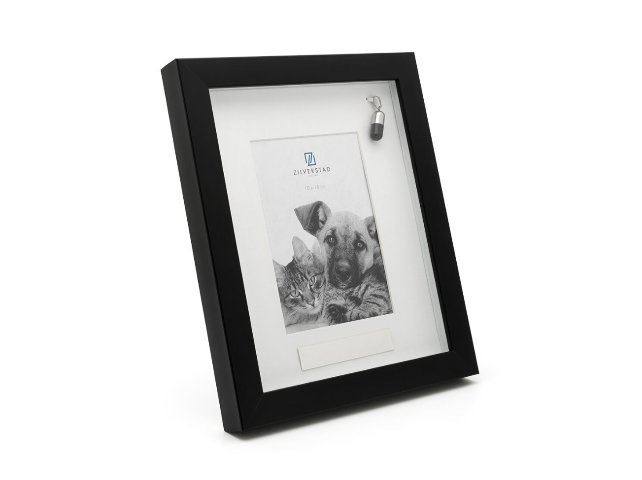 Bewaar een dierbare herinnering in deze stijlvolle fotolijst. De lijst, in het formaat 10 x 15 centimeter, is voorzien van een ashouder. Met graveerplaatje.

Afmeting (mm)	25x210x245
Fotoformaat	10 x 15 cm
