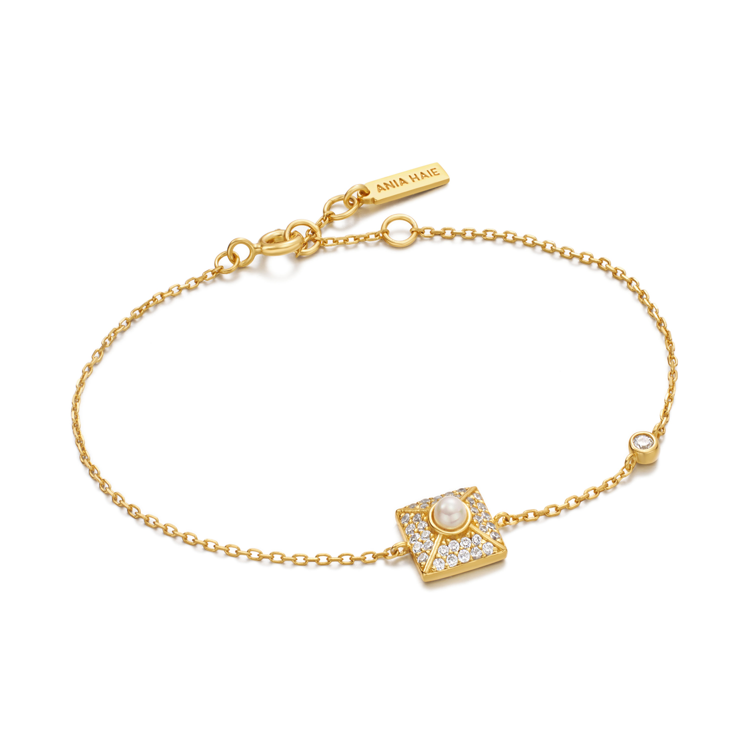 Ontdek deze bewerkte statement armband, de perfecte balans tussen een eigentijdse stijl en een vintage twist. De armband is gezet aan een delicate ketting en afgewerkt met een sprankelend multidimensionaal detail van kubieke zirkonia's en schelpparels, vervaardigd in 14kt verguld sterlingzilver. Draag hem alleen als een opvallend stuk of combineer hem met je favoriete gouden kettingen.

HET MERK
GeAÃ¯nspireerd door de laatste fashion trends is Ania Haie het toonaangevende sieradenmerk voor hoogkwalitatieve maar ook betaalbare zilveren sieraden, zonder op de kwaliteit in te leveren. Iedere collectie is gebaseerd op de laatste catwalktrends, waardoor Ania Haie snel tot hAÃ©t sieradenmerk voor stijlbewuste consumenten is verkozen. Elk sieraad wordt ontworpen om te combineren met andere sieraden waardoor je je eigen look kunt creëren. Maar ook zijn Ania Haie sieraden opvallend genoeg om op zichzelf te dragen.

SPECIFICATIES
- Ania Haie
- Armband
- 925 zilver met gold plating
- Parel