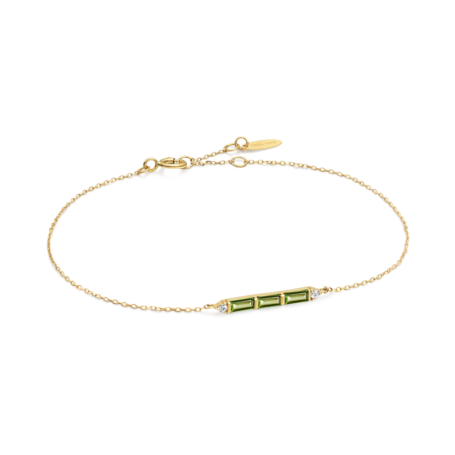 Versier je polsen met een vleugje groene schittering met deze prachtige armband, gemaakt van gerecycled 14kt goud! Gecombineerd met prachtige saffieren edelstenen. Draag de jouwe eenvoudig of combineer met sierlijke kettingen voor een complete look. HET MERK Ania Haie staat bekend als fashion-forward sieradenmerk en heeft een toonaangevende naam opgebouwd. Een uitstekend moment om het merk verder uit te bouwen met een 14kt massief gouden collectie: Ania Haie 14kt Gold! In lijn met Ania Haie’s streven om een duurzamer merk te worden, is de 14kt gouden collectie gemaakt van 100% gerecycled 14kt goud en bevat conflictvrije en volledig traceerbare natuurlijke diamanten en echte edelstenen, zoals witte saffieren, opalen en turquoise. SPECIFICATIES - 14kt Gold Tourmaline and White Sapphire Bar Bracelet - Armband - 14kt goud - Lengte verstelbaar: 16,5 - 18,5cm - AH BAU005-02G