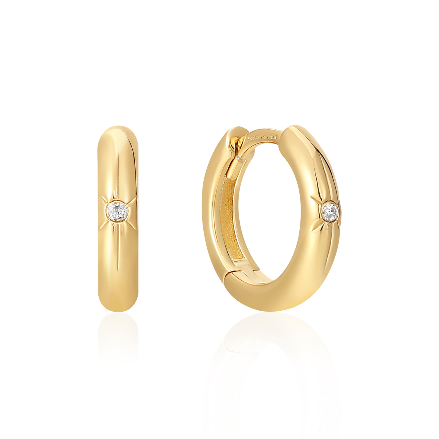Productbeschrijving 
De perfecte alledaagse huggie hoops met extra glans. De oorringen zijn gemaakt van 925 sterling zilver met een 14 karaat gouden plating en afgewerkt met een fonkelende zirkonia steen en gegraveerde details. Draag ze op zichzelf of maak er een unieke oorbel van door er bedels uit de Pop Charms collectie aan toe te voegen.

Het Merk
GeÃ¯nspireerd door de laatste fashion trends is Ania Haie het toonaangevende sieradenmerk voor hoogkwalitatieve maar ook betaalbare zilveren sieraden, zonder op de kwaliteit in te leveren. Iedere collectie is gebaseerd op de laatste catwalktrends, waardoor Ania Haie snel tot hÃ©t sieradenmerk voor stijlbewuste consumenten is verkozen. Elk sieraad wordt ontworpen om te combineren met andere sieraden waardoor je je eigen look kunt creÃ«ren. Maar ook zijn Ania Haie sieraden opvallend genoeg om op zichzelf te dragen.

How It All Started
Met een passie voor kwalitatieve sieraden met stijl Ã©n het besef dat de mode bewuste vrouw niet wil inleveren op kwaliteit is Ania Haie geboren. De Ania Haie oprichters zagen later dat de moderne vrouw van vandaag graag sieraden combineert en layered om haar individualiteit te omarmen, de kans werd aangegrepen en de droom werd werkelijkheid.

Volg ons ook op social media
Wil jij op de hoogte blijven van nieuwe collecties, toffe combinaties en de laatste sieraden trends? Hou ons dan ook in de gaten op social media. Daarnaast inspireren wij jou dagelijks met verschillende looks en mix & match combinaties! Deel gerust jouw eigen unieke Ania Haie look door de hashtag #aniahaiexme te gebruiken. Wie weet wordt jouw look gerepost op Ã©Ã©n van onze kanalen!
Je kunt ons volgen op Facebook en Instagram.