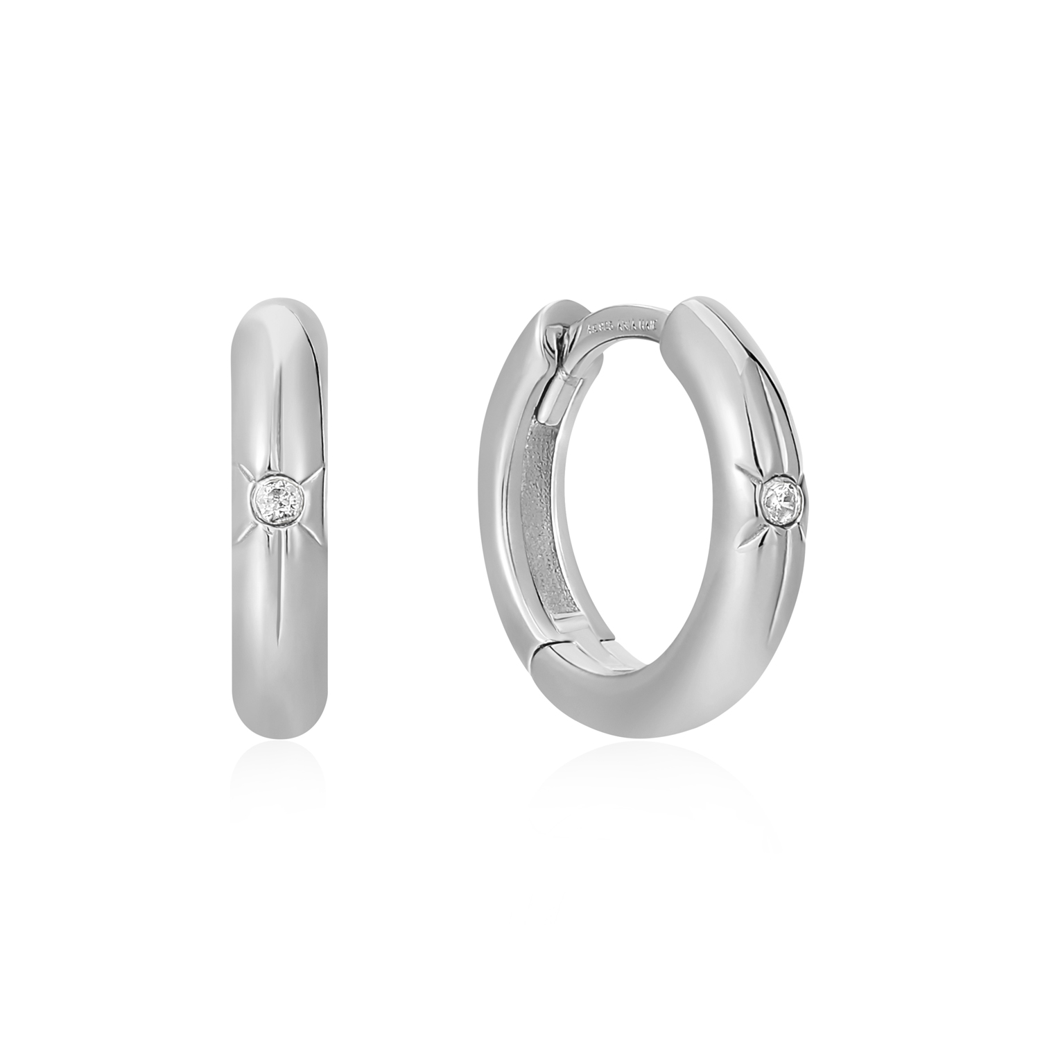 Productbeschrijving 
De perfecte alledaagse huggie hoops met extra glans. De oorringen zijn gemaakt van 925 sterling zilver met een rhodium plating en afgewerkt met een fonkelende zirkonia steen en gegraveerde details. Draag ze op zichzelf of maak er een unieke oorbel van door er bedels uit de Pop Charms collectie aan toe te voegen. 
Het Merk
GeÃ¯nspireerd door de laatste fashion trends is Ania Haie het toonaangevende sieradenmerk voor hoogkwalitatieve maar ook betaalbare zilveren sieraden, zonder op de kwaliteit in te leveren. Iedere collectie is gebaseerd op de laatste catwalktrends, waardoor Ania Haie snel tot hÃ©t sieradenmerk voor stijlbewuste consumenten is verkozen. Elk sieraad wordt ontworpen om te combineren met andere sieraden waardoor je je eigen look kunt creÃ«ren. Maar ook zijn Ania Haie sieraden opvallend genoeg om op zichzelf te dragen.

How It All Started
Met een passie voor kwalitatieve sieraden met stijl Ã©n het besef dat de mode bewuste vrouw niet wil inleveren op kwaliteit is Ania Haie geboren. De Ania Haie oprichters zagen later dat de moderne vrouw van vandaag graag sieraden combineert en layered om haar individualiteit te omarmen, de kans werd aangegrepen en de droom werd werkelijkheid.

Volg ons ook op social media
Wil jij op de hoogte blijven van nieuwe collecties, toffe combinaties en de laatste sieraden trends? Hou ons dan ook in de gaten op social media. Daarnaast inspireren wij jou dagelijks met verschillende looks en mix & match combinaties! Deel gerust jouw eigen unieke Ania Haie look door de hashtag #aniahaiexme te gebruiken. Wie weet wordt jouw look gerepost op Ã©Ã©n van onze kanalen!
Je kunt ons volgen op Facebook en Instagram.