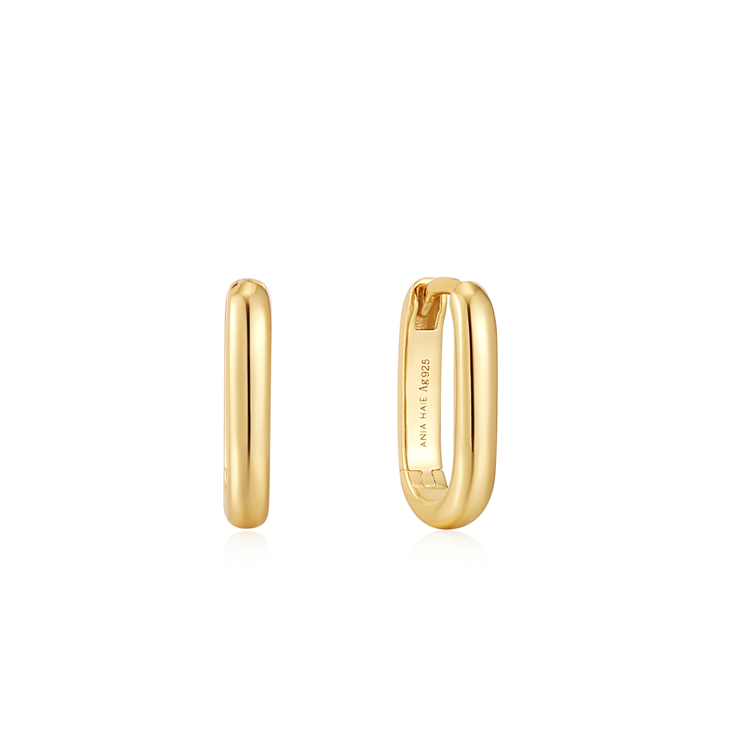 Productbeschrijving 
Deze ovale hoops hebben een chique look en zijn gemaakt van 925 sterling zilver met een 14 karaat gouden plating. Draag ze op zichzelf of maak er een unieke oorbel van door er bedels uit de Pop Charms collectie aan toe te voegen.

Het Merk
GeÃ¯nspireerd door de laatste fashion trends is Ania Haie het toonaangevende sieradenmerk voor hoogkwalitatieve maar ook betaalbare zilveren sieraden, zonder op de kwaliteit in te leveren. Iedere collectie is gebaseerd op de laatste catwalktrends, waardoor Ania Haie snel tot hÃ©t sieradenmerk voor stijlbewuste consumenten is verkozen. Elk sieraad wordt ontworpen om te combineren met andere sieraden waardoor je je eigen look kunt creÃ«ren. Maar ook zijn Ania Haie sieraden opvallend genoeg om op zichzelf te dragen.

How It All Started
Met een passie voor kwalitatieve sieraden met stijl Ã©n het besef dat de mode bewuste vrouw niet wil inleveren op kwaliteit is Ania Haie geboren. De Ania Haie oprichters zagen later dat de moderne vrouw van vandaag graag sieraden combineert en layered om haar individualiteit te omarmen, de kans werd aangegrepen en de droom werd werkelijkheid.

Volg ons ook op social media
Wil jij op de hoogte blijven van nieuwe collecties, toffe combinaties en de laatste sieraden trends? Hou ons dan ook in de gaten op social media. Daarnaast inspireren wij jou dagelijks met verschillende looks en mix & match combinaties! Deel gerust jouw eigen unieke Ania Haie look door de hashtag #aniahaiexme te gebruiken. Wie weet wordt jouw look gerepost op Ã©Ã©n van onze kanalen!
Je kunt ons volgen op Facebook en Instagram.