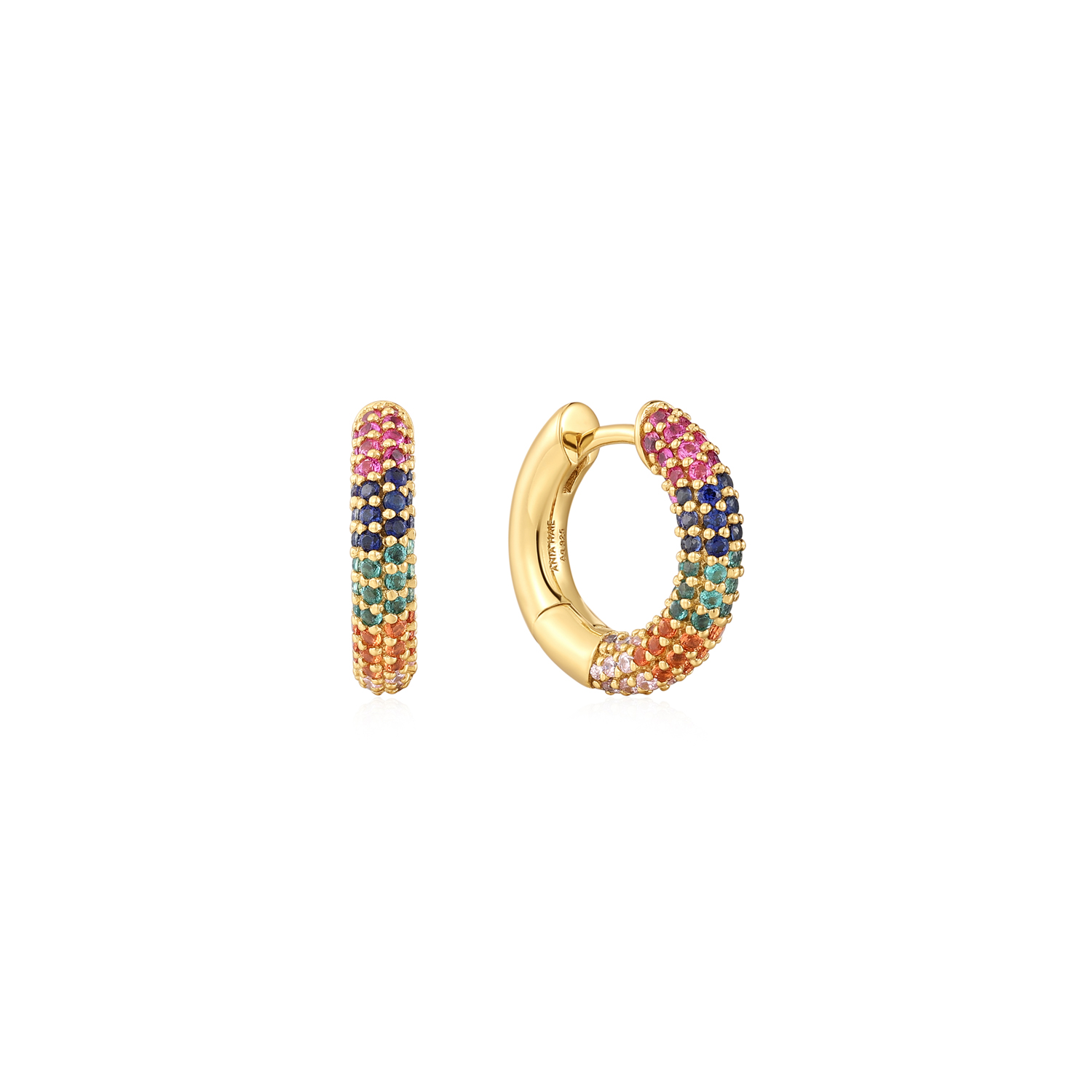 Het draait allemaal om sprankelende kleur met deze statement huggie hoops in regenboogkleuren. Gemaakt van 925 sterling zilver met een 14 karaat gouden plating en vol met levendige regenboogkleurige zirkonia's. Draag ze op zichzelf of maak er een unieke oorbel van door er bedels uit de Pop Charms collectie aan toe te voegen.

