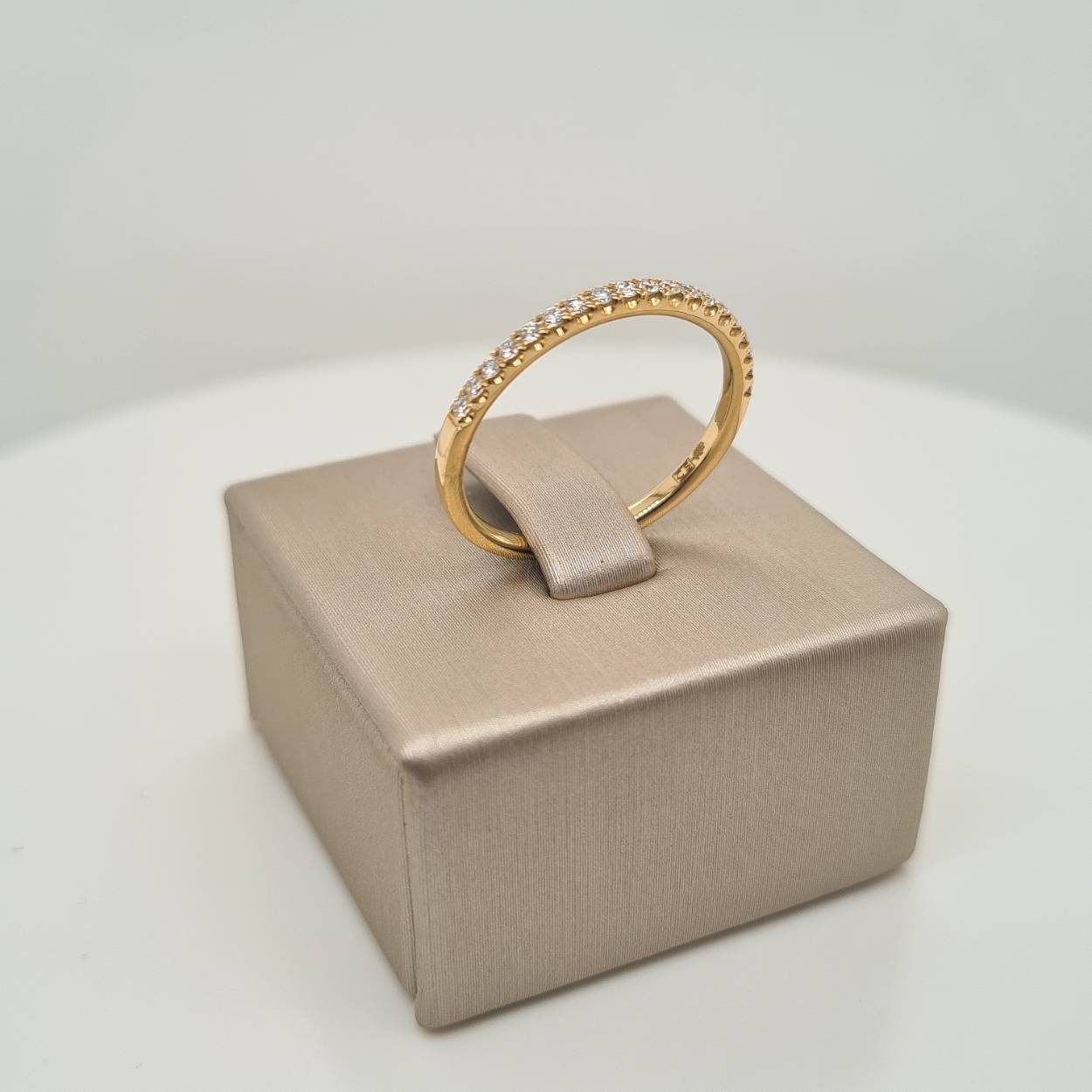 14krt geelgouden ring met diamant 19-0.20crt. De maat van de ring is 54 ( 17 1/4 ). Heeft u een andere maat, neem dan gerust contact met ons op.