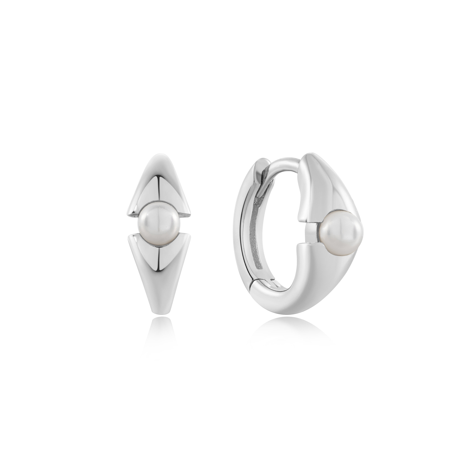 Een frisse nieuwe kijk op de klassieke met parels ingelegde oorringen. Ontdek onze opvallende parel oorringen, gemaakt van gerhodineerd sterlingzilver. Met hun moderne geometrische styling en iriserende schelpparel in het midden zijn ze een unieke toevoeging aan elke sieradencollectie. Combineer ze met parel studs of mix je look met een vleugje glitter.


