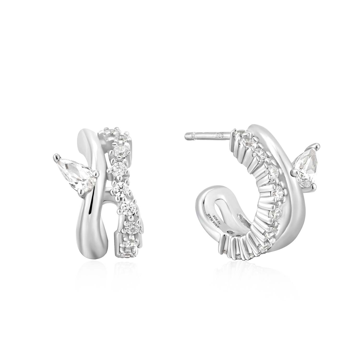 AH E056-04H
De luxe glinsterende pave-afwerking die de ronding van de oorbel perfect omlijnt, maakt dit paar een must-have. Met een fonkelende druppelvormige zirkonia zijn deze het ultieme in elegantie en stijl. Veelzijdig genoeg om alleen te dragen of om te combineren met je favoriete studs, hoops en oorknopjes.

HET MERK
Geïnspireerd door de laatste fashion trends is Ania Haie het toonaangevende sieradenmerk voor hoogkwalitatieve maar ook betaalbare zilveren sieraden, zonder op de kwaliteit in te leveren. Iedere collectie is gebaseerd op de laatste catwalktrends, waardoor Ania Haie snel tot hét sieradenmerk voor stijlbewuste consumenten is verkozen. Elk sieraad wordt ontworpen om te combineren met andere sieraden waardoor je je eigen look kunt creëren. Maar ook zijn Ania Haie sieraden opvallend genoeg om op zichzelf te dragen.

SPECIFICATIES
- Ania Haie
- Oorsieraad
- 925 zilver met gold/ rhodium plating
- 14mm
- AH E056-04H