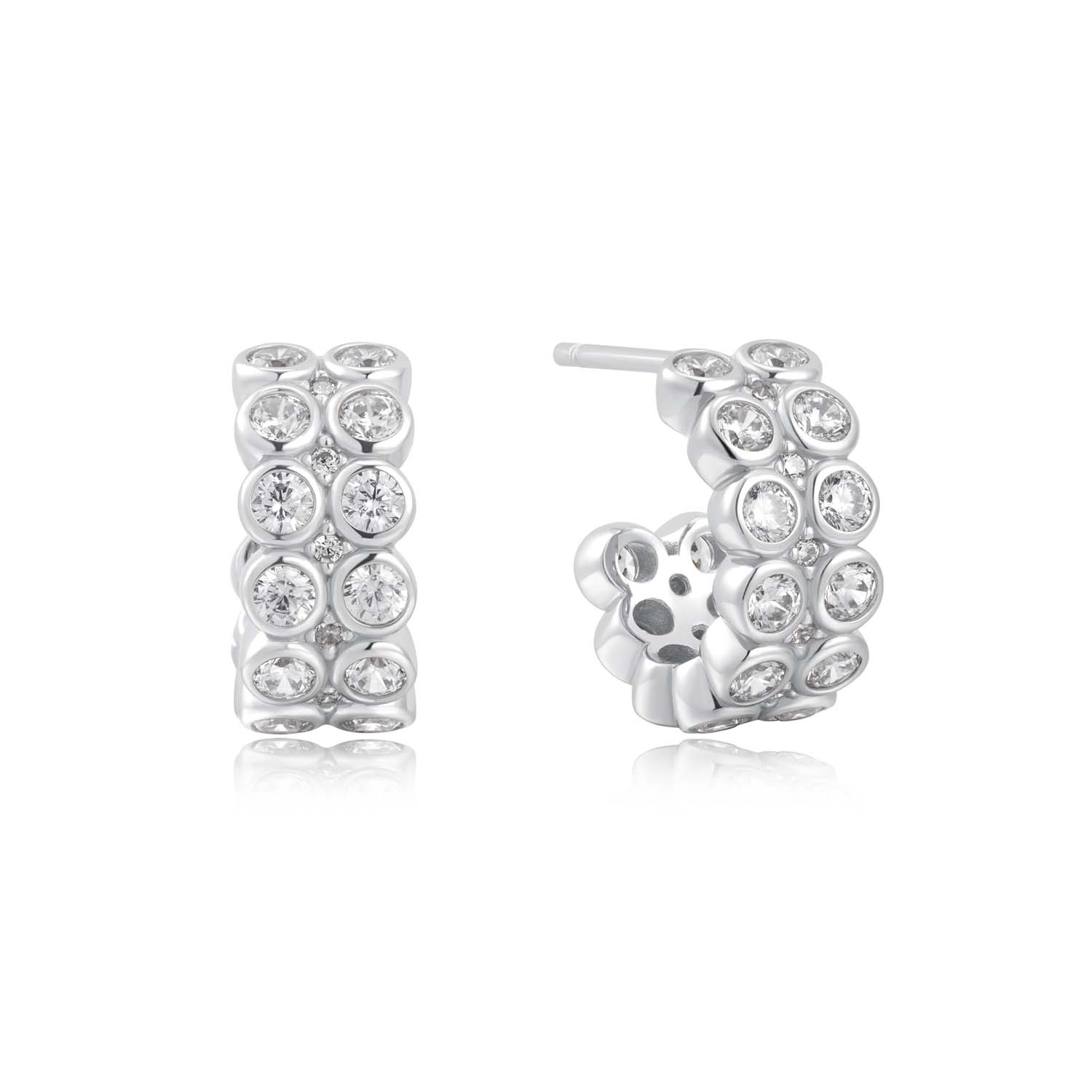 De prachtige oorringen zijn bezet met dubbele rijen glinsterende zirkonia's in gerhodineerd sterlingzilver en maken zeker een statement in elke oorstreng.

HET MERK
GeÃ¯nspireerd door de laatste fashion trends is Ania Haie het toonaangevende sieradenmerk voor hoogkwalitatieve maar ook betaalbare zilveren sieraden, zonder op de kwaliteit in te leveren. Iedere collectie is gebaseerd op de laatste catwalktrends, waardoor Ania Haie snel tot hÃ©t sieradenmerk voor stijlbewuste consumenten is verkozen. Elk sieraad wordt ontworpen om te combineren met andere sieraden waardoor je je eigen look kunt creÃ«ren. Maar ook zijn Ania Haie sieraden opvallend genoeg om op zichzelf te dragen.

SPECIFICATIES
- Ania Haie
- Oorbellen
- 925 zilver met gold/ rhodium plating
- Lengte 8,5mm
- AH E058-04H
