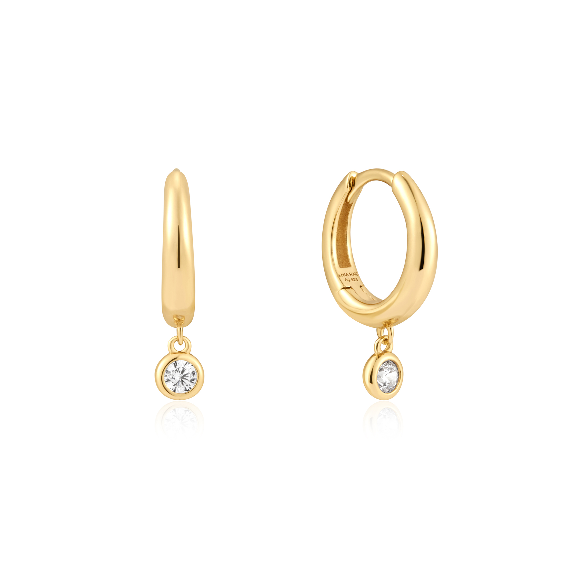 Verfraai je look met onze druppeloorringen. Eenvoudig maar klassiek, een 14kt vergulde lus is gecombineerd met een enkele druppel van een ronde kubieke zirkonia. Draag ze alleen of gestapeld met andere studs, hoops en ear cuffs, je zult zeker een stijlstatement maken.

HET MERK
Geïnspireerd door de laatste fashion trends is Ania Haie het toonaangevende sieradenmerk voor hoogkwalitatieve maar ook betaalbare zilveren sieraden, zonder op de kwaliteit in te leveren. Iedere collectie is gebaseerd op de laatste catwalktrends, waardoor Ania Haie snel tot hét sieradenmerk voor stijlbewuste consumenten is verkozen. Elk sieraad wordt ontworpen om te combineren met andere sieraden waardoor je je eigen look kunt creëren. Maar ook zijn Ania Haie sieraden opvallend genoeg om op zichzelf te dragen.

SPECIFICATIES
- Ania Haie
- Oorbellen
- Lengte 8,5mm
- 925 zilver met gold/ rhodium plating
- AH E059-12G