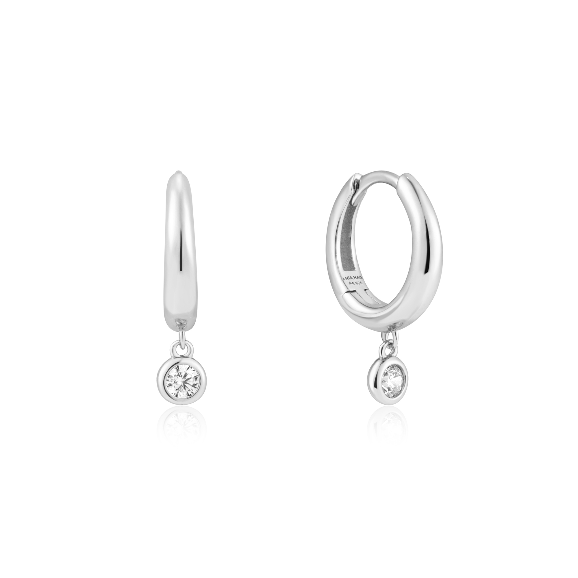 Verfraai je look met onze druppeloorringen. Eenvoudig maar klassiek, een gerhodineerd lusje is gecombineerd met een enkele druppel van een ronde zirkonia. Draag ze alleen of gestapeld met andere studs, hoops en ear cuffs, je zult zeker een stijlstatement maken. 

HET MERK
Geïnspireerd door de laatste fashion trends is Ania Haie het toonaangevende sieradenmerk voor hoogkwalitatieve maar ook betaalbare zilveren sieraden, zonder op de kwaliteit in te leveren. Iedere collectie is gebaseerd op de laatste catwalktrends, waardoor Ania Haie snel tot hét sieradenmerk voor stijlbewuste consumenten is verkozen. Elk sieraad wordt ontworpen om te combineren met andere sieraden waardoor je je eigen look kunt creëren. Maar ook zijn Ania Haie sieraden opvallend genoeg om op zichzelf te dragen.

SPECIFICATIES
- Ania Haie
- Oorbellen
- Lengte 8,5mm
- 925 zilver met gold/ rhodium plating
- AH E059-12H