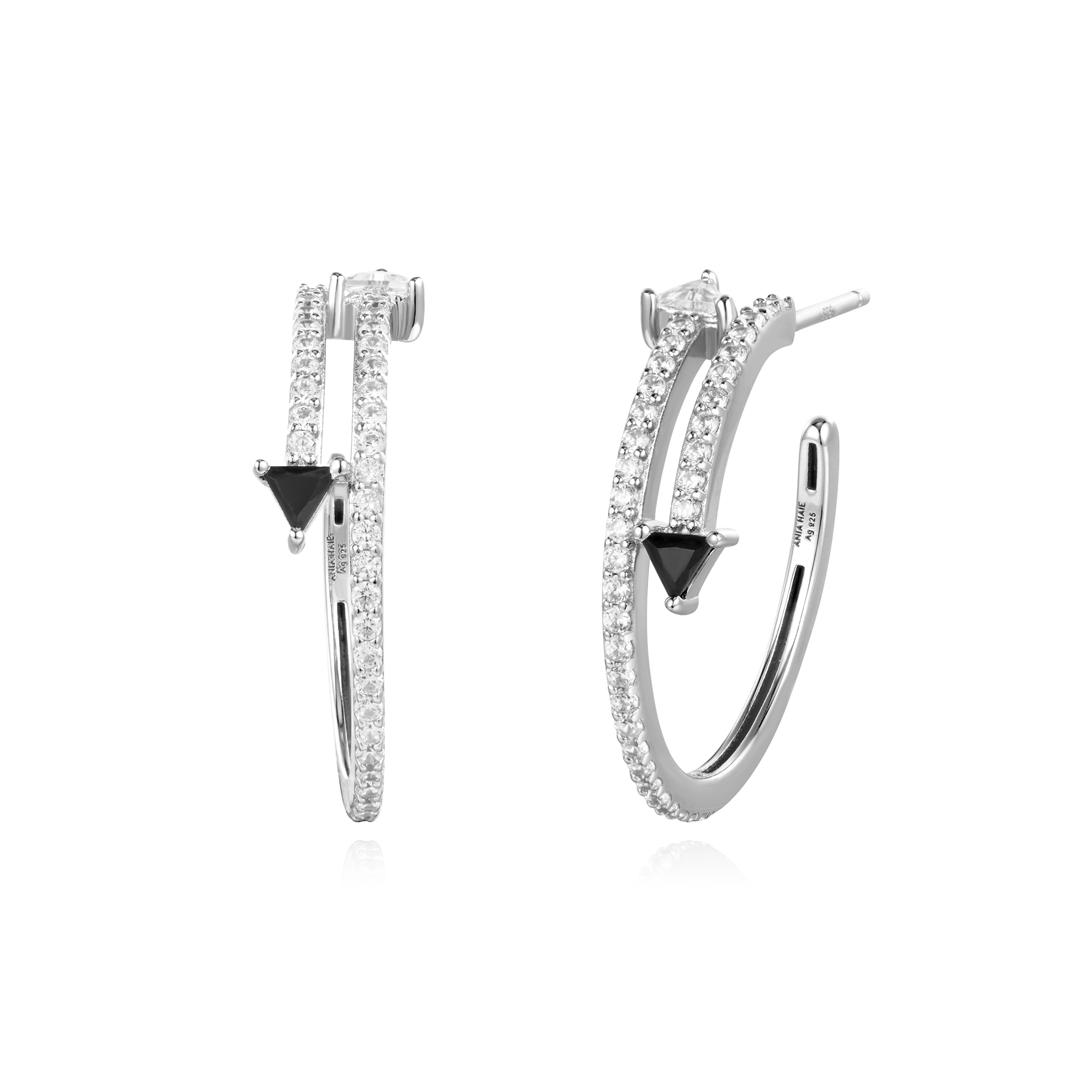 Kies voor glinstering en edgy zwarte details voor je sieraden update van het nieuwe seizoen met onze unieke stud hoops. Deze opvallende oorbellen zijn gemaakt van gerhodineerd sterlingzilver en zijn statement genoeg om alleen te dragen of gestapeld met andere studs, hoops en huggies. 

HET MERK
GeÃ¯nspireerd door de laatste fashion trends is Ania Haie het toonaangevende sieradenmerk voor hoogkwalitatieve maar ook betaalbare zilveren sieraden, zonder op de kwaliteit in te leveren. Iedere collectie is gebaseerd op de laatste catwalktrends, waardoor Ania Haie snel tot hÃ©t sieradenmerk voor stijlbewuste consumenten is verkozen. Elk sieraad wordt ontworpen om te combineren met andere sieraden waardoor je je eigen look kunt creÃ«ren. Maar ook zijn Ania Haie sieraden opvallend genoeg om op zichzelf te dragen.

SPECIFICATIES
- Ania Haie
- Oorbellen
- Lengte 23mm
- 925 zilver met gold/ rhodium plating
- AH E059-18H