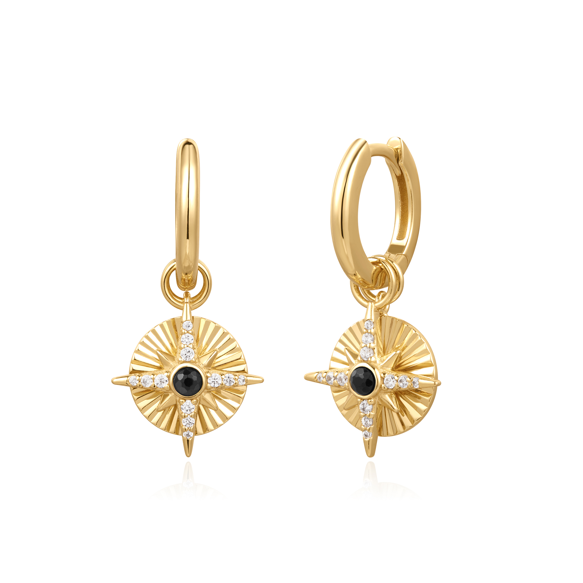 Kies voor schittering en een zwart middelpunt voor je nieuwe seizoensjuwelen met unieke charm huggies. De sieraden hebben een achtpuntige ster op een astrolabium en zijn versierd met glinsterende kubieke zirkonia steentjes met een prachtige zwarte agaat punt. Perfect om een vleugje glam toe te voegen aan elke look dit seizoen.

HET MERK
GeÃ¯nspireerd door de laatste fashion trends is Ania Haie het toonaangevende sieradenmerk voor hoogkwalitatieve maar ook betaalbare zilveren sieraden, zonder op de kwaliteit in te leveren. Iedere collectie is gebaseerd op de laatste catwalktrends, waardoor Ania Haie snel tot hÃ©t sieradenmerk voor stijlbewuste consumenten is verkozen. Elk sieraad wordt ontworpen om te combineren met andere sieraden waardoor je je eigen look kunt creÃ«ren. Maar ook zijn Ania Haie sieraden opvallend genoeg om op zichzelf te dragen.

SPECIFICATIES
- Ania Haie
- Oorbellen
- Lengte 21mm
- 925 zilver met gold/ rhodium plating
- AH E059-20G