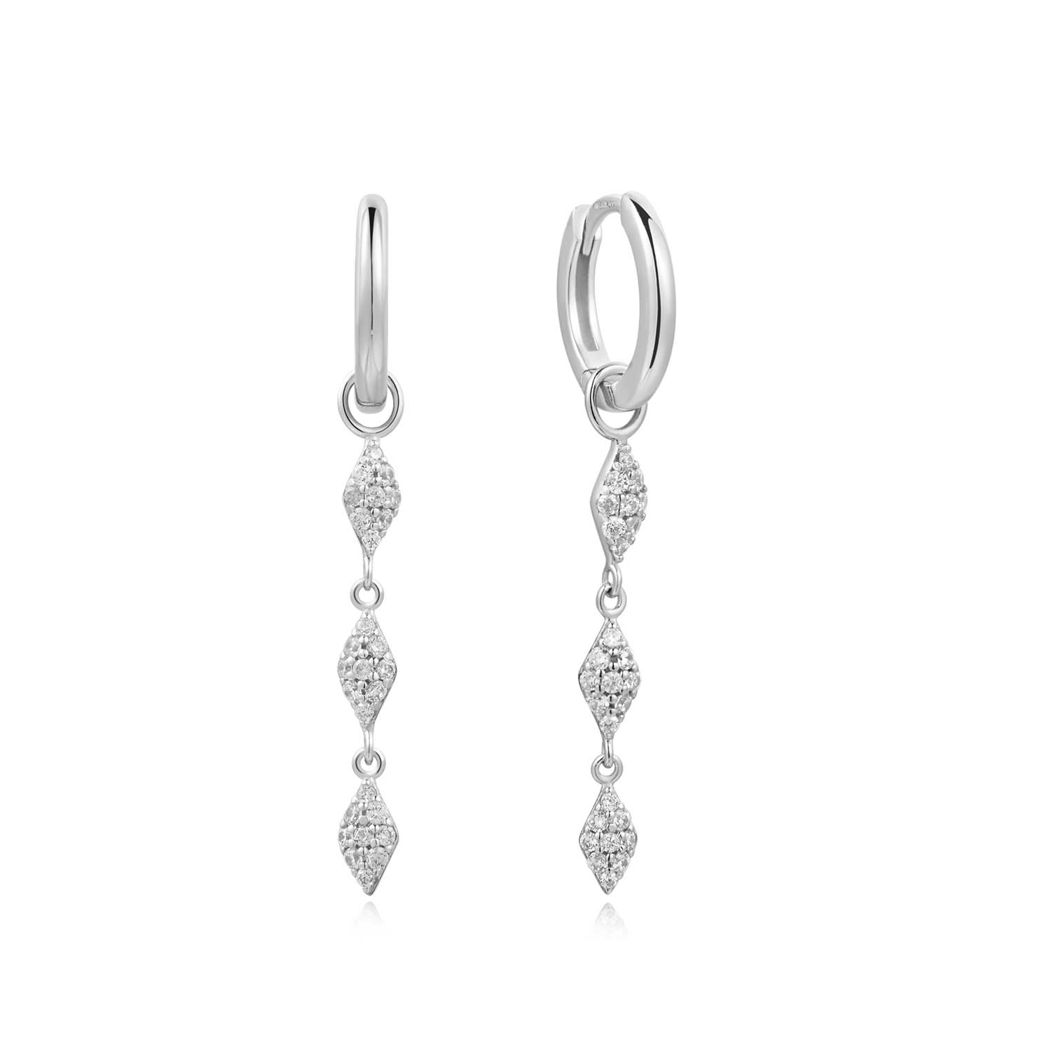 AH E061-15H
Omarm de hardware trend van dit seizoen met een vleugje glamour door deze prachtige schakel ketting oorbellen. Doordrenkt met schitterende zirkonia steentjes, bieden deze stukken een luxueuze update aan je alledaagse look. Geschikt om een verfijnde glans toe te voegen aan je kleding voor overdag of om je avondensemble te verbeteren.

HET MERK
Geïnspireerd door de laatste fashion trends is Ania Haie het toonaangevende sieradenmerk voor hoogkwalitatieve maar ook betaalbare zilveren sieraden, zonder op de kwaliteit in te leveren. Iedere collectie is gebaseerd op de laatste catwalktrends, waardoor Ania Haie snel tot hét sieradenmerk voor stijlbewuste consumenten is verkozen. Elk sieraad wordt ontworpen om te combineren met andere sieraden waardoor je je eigen look kunt creëren. Maar ook zijn Ania Haie sieraden opvallend genoeg om op zichzelf te dragen.

SPECIFICATIES
- Ania Haie
- Oorring Zirkonia
- 925 zilver met gold/ rhodium plating
- Lengte 8,8mm
- AH E061-15H