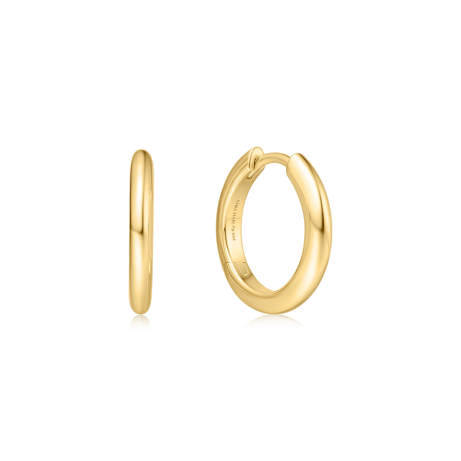Eindeloos verfijnd, Vogue Maven is er voor degenen die geloven in ingetogen luxe. Deze kleine tube huggie hoop oorbellen zijn een dagelijkse essential, ontworpen voor elke gelegenheid. Maak je look compleet door te mixen en matchen met andere statement pieces, of draag ze alleen om een minimalistische stijl te creëren.

HET MERK
Geïnspireerd door de laatste fashion trends is Ania Haie het toonaangevende sieradenmerk voor hoogkwalitatieve maar ook betaalbare zilveren sieraden, zonder op de kwaliteit in te leveren. Iedere collectie is gebaseerd op de laatste catwalktrends, waardoor Ania Haie snel tot hét sieradenmerk voor stijlbewuste consumenten is verkozen. Elk sieraad wordt ontworpen om te combineren met andere sieraden waardoor je je eigen look kunt creëren. Maar ook zijn Ania Haie sieraden opvallend genoeg om op zichzelf te dragen.

SPECIFICATIES
- Ania Haie
- Oorbellen
- 925 zilver met gold plating
- Diameter 12mm
- AH E062-01G