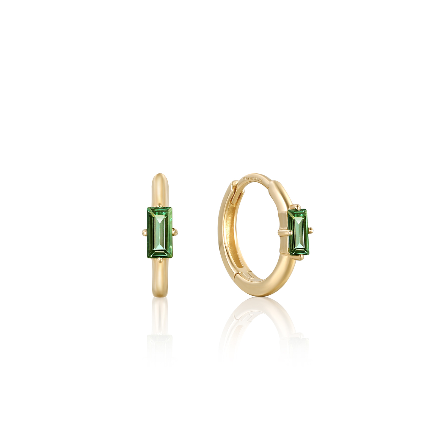 Update je dagelijkse look met deze chique en elegante oorringen, met een prachtige toermalijn edelsteen. Gemaakt van gerecycled 14kt goud en hét perfecte stuk voor dit seizoen. Draag de jouwe eenvoudig of combineer met oorringen voor een complete look.

HET MERK
Ania Haie staat bekend als fashion-forward sieradenmerk en heeft een toonaangevende naam opgebouwd. Een uitstekend moment om het merk verder uit te bouwen met een 14kt massief gouden collectie: Ania Haie 14kt Gold! In lijn met Ania Haie’s streven om een duurzamer merk te worden, is de 14kt gouden collectie gemaakt van 100% gerecycled 14kt goud en bevat conflictvrije en volledig traceerbare natuurlijke diamanten en echte edelstenen, zoals witte saffieren, opalen en turquoise.

SPECIFICATIES
- 14kt Gold Tourmaline Emblem Huggie Hoop Earrings
- Oorringen
- 14kt goud
- 8,5mm
- AH EAU005-03YG