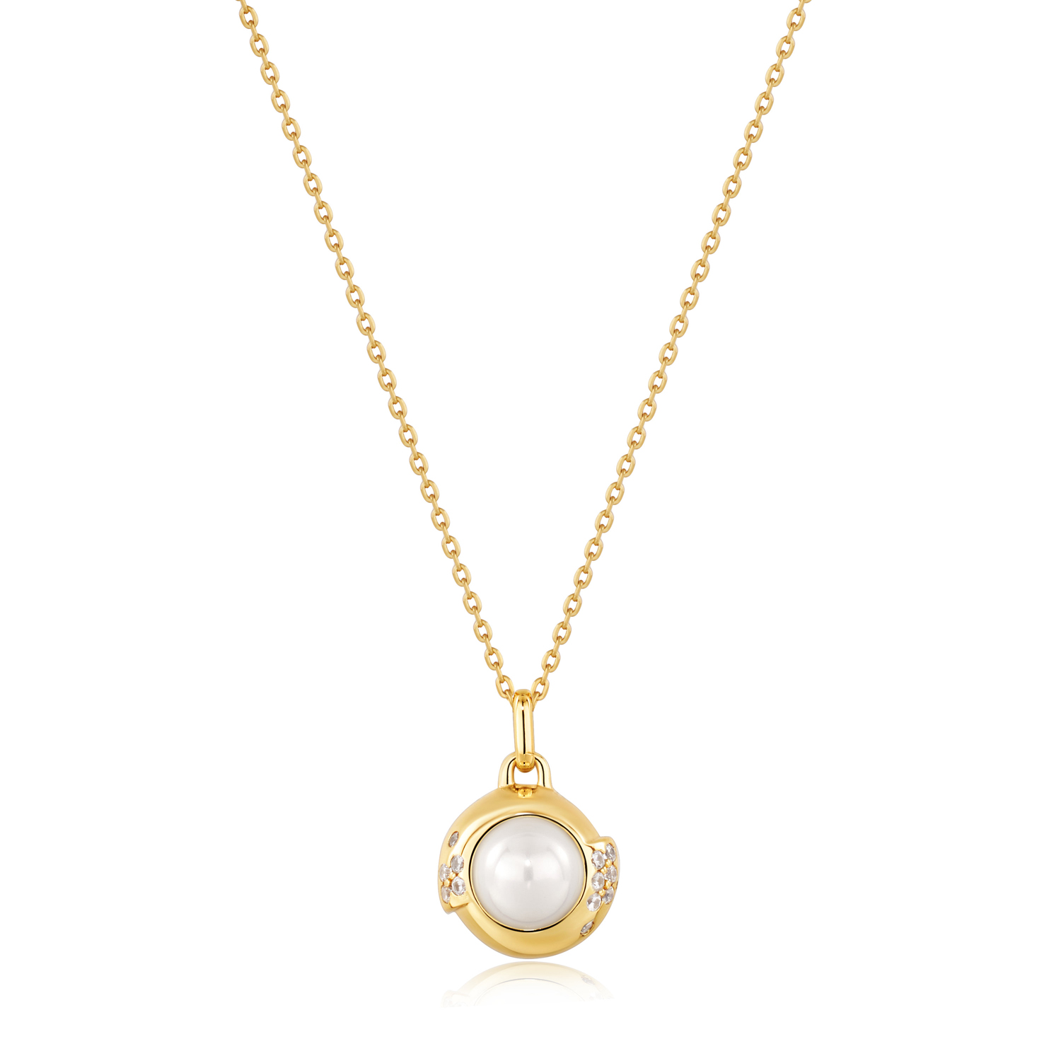 Wees creatief met je stijl dit seizoen en omarm een frisse kijk op een vintage look met deze moderne kijk op parels. Aan een 14kt vergulde sterling zilveren ketting hangt een bolvormige parel hanger, afgewerkt in een gepolijst gouden frame met clusters van fonkelende zirkonia. Draag als een statement stuk of voeg de jouwe toe aan een layered look.

HET MERK
GeAÃ¯nspireerd door de laatste fashion trends is Ania Haie het toonaangevende sieradenmerk voor hoogkwalitatieve maar ook betaalbare zilveren sieraden, zonder op de kwaliteit in te leveren. Iedere collectie is gebaseerd op de laatste catwalktrends, waardoor Ania Haie snel tot hAÃ©t sieradenmerk voor stijlbewuste consumenten is verkozen. Elk sieraad wordt ontworpen om te combineren met andere sieraden waardoor je je eigen look kunt creëren. Maar ook zijn Ania Haie sieraden opvallend genoeg om op zichzelf te dragen.

SPECIFICATIES
- Ania Haie
- Collier met parel
- 925 zilver met gold plating
- 48cm